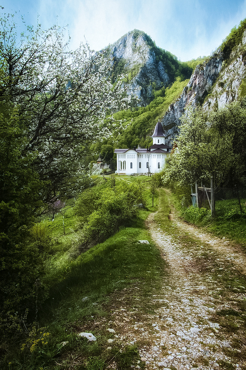 Sony SLT-A65 (SLT-A65V) + Soligor 19-35mm F3.5-4.5 sample photo. Church in apuseni mountains photography