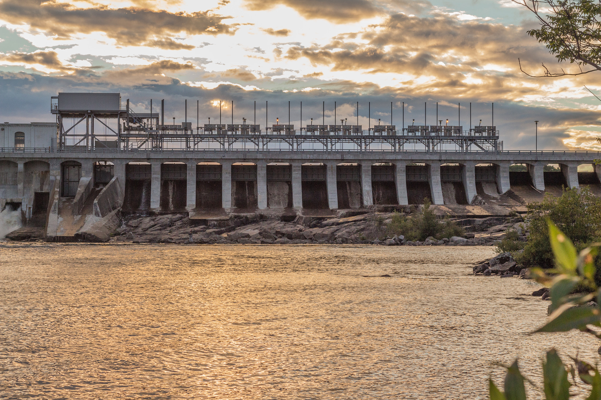 Canon EOS 700D (EOS Rebel T5i / EOS Kiss X7i) + Canon EF 50mm F1.8 II sample photo. Dam at sunset photography