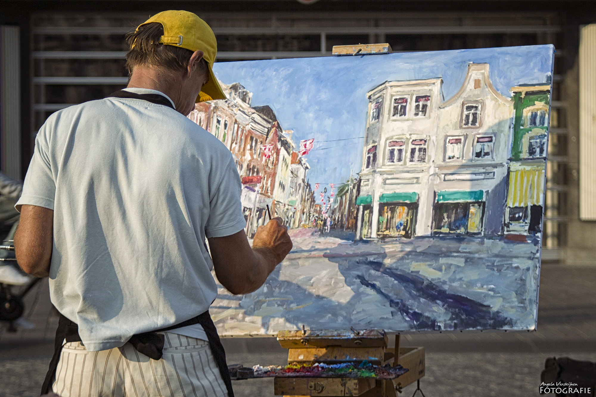 Canon EF 28-90mm f/4-5.6 sample photo. The painter paints photography