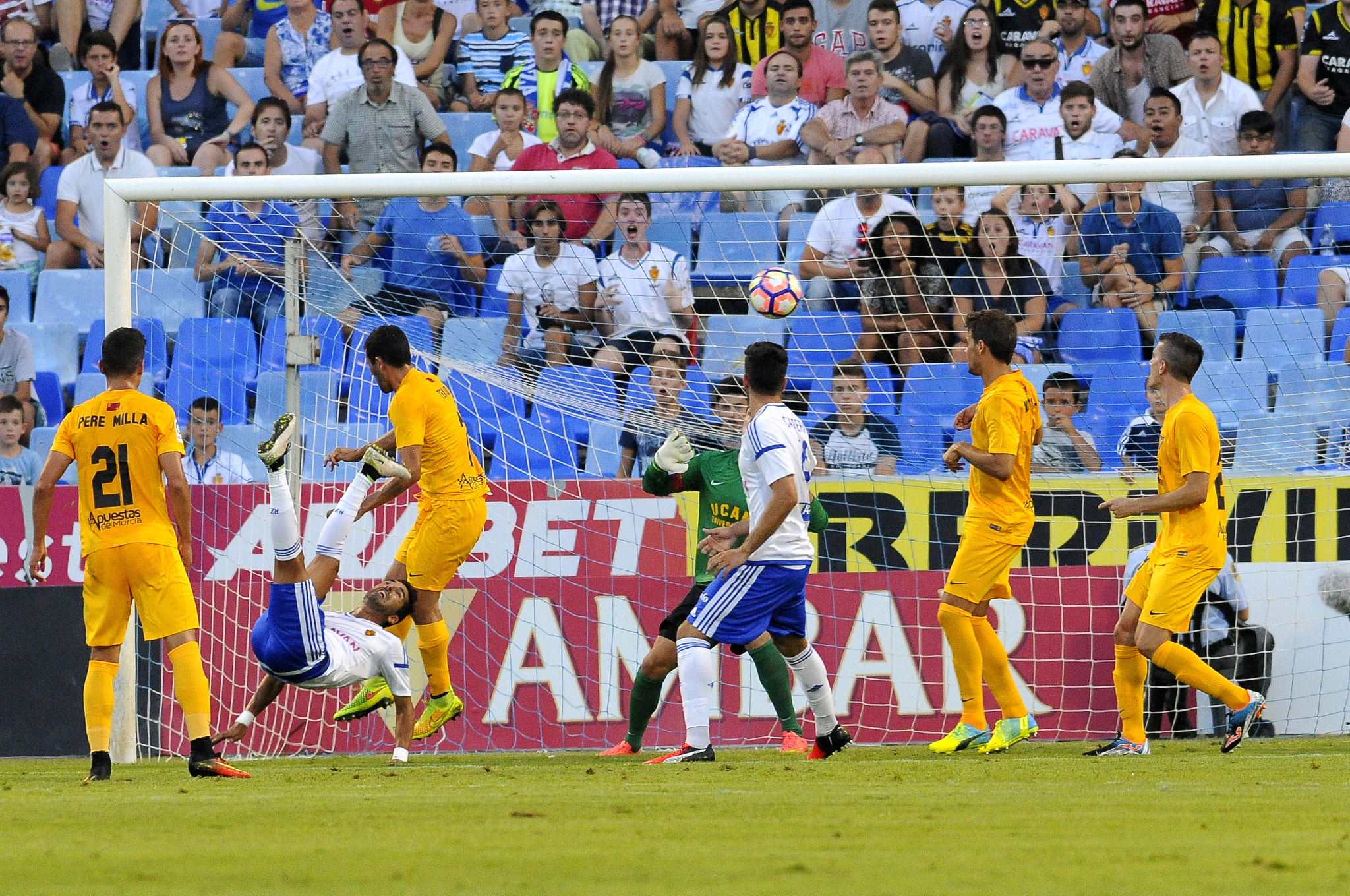 Nikon D300 + Nikon AF-S Nikkor 300mm F2.8G ED-IF VR sample photo. Gol de chilena de angel ( zaragoza vs uccam murcia photography