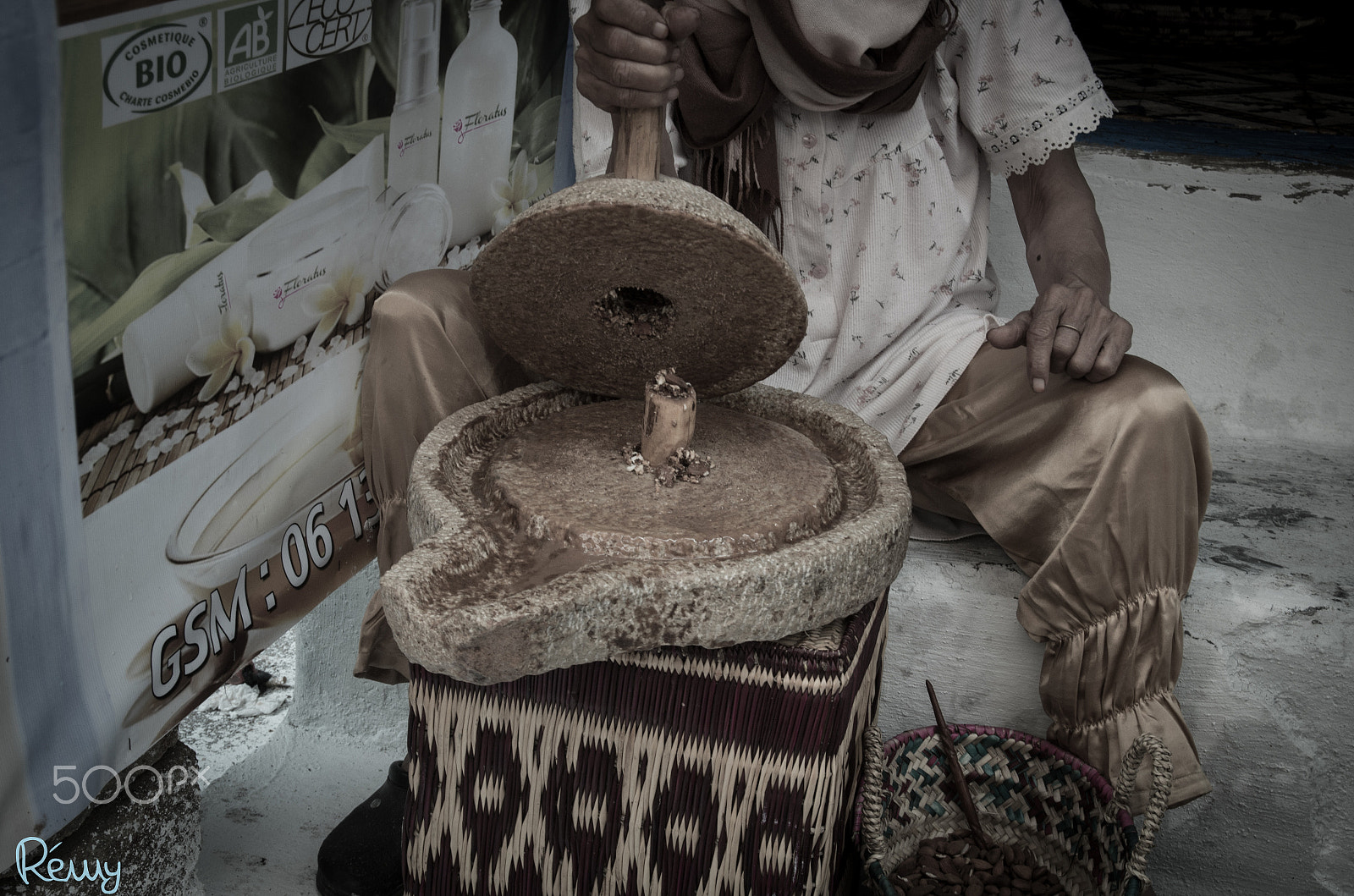 Pentax K-30 + Sigma sample photo. Old woman low colour photography