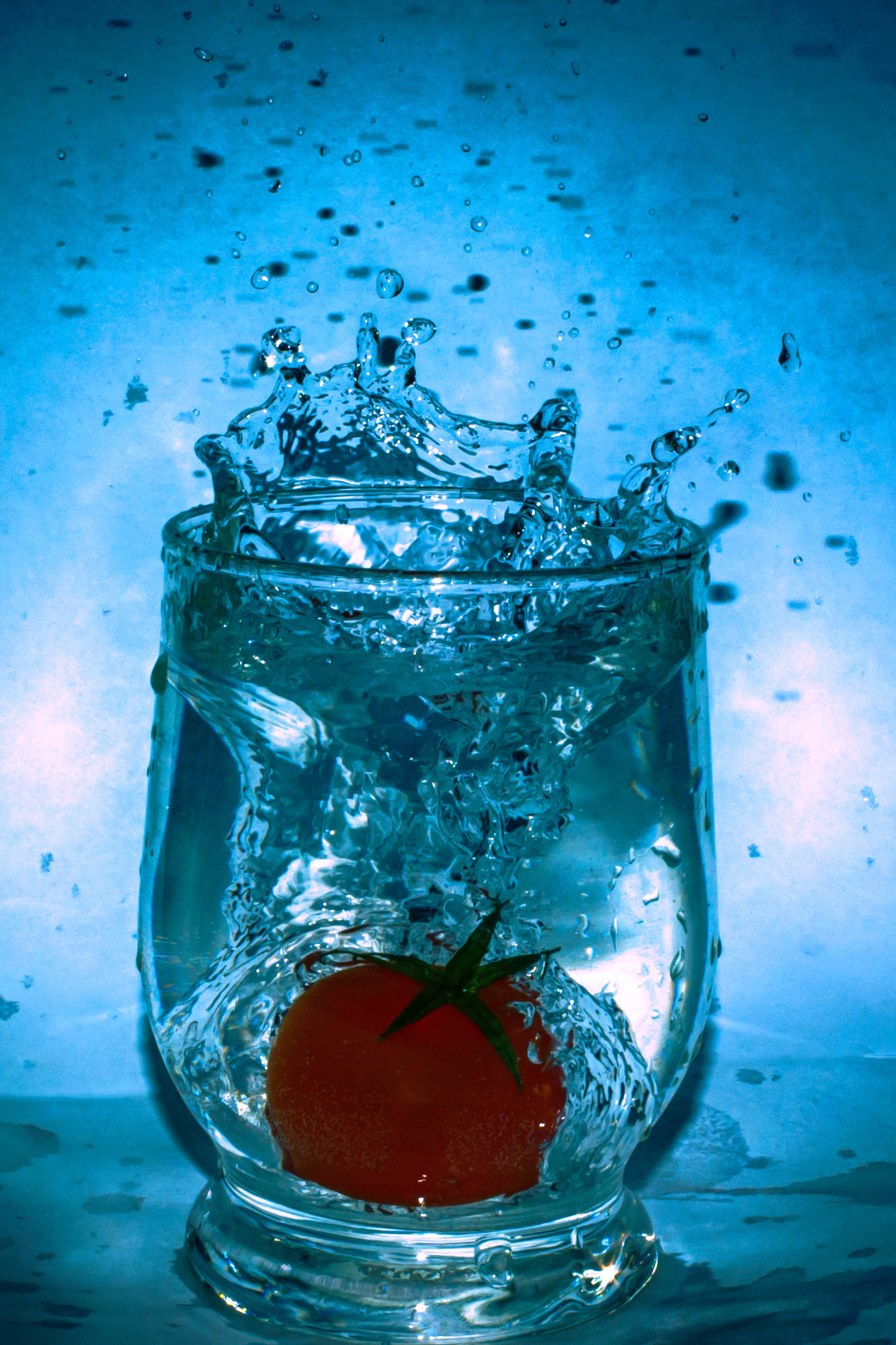 Nikon D50 sample photo. Water splashes with tomato photography