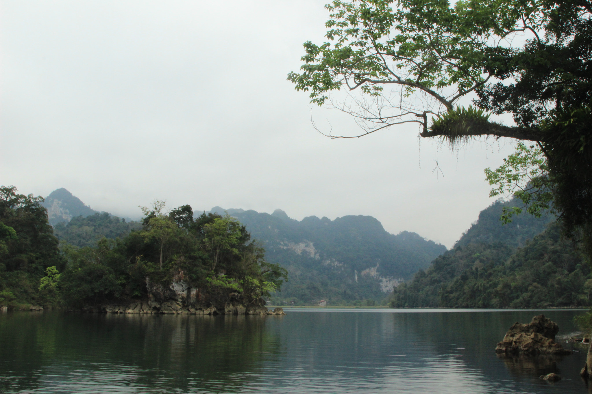 Canon EOS 600D (Rebel EOS T3i / EOS Kiss X5) sample photo. Mist on ba be lake (2) photography