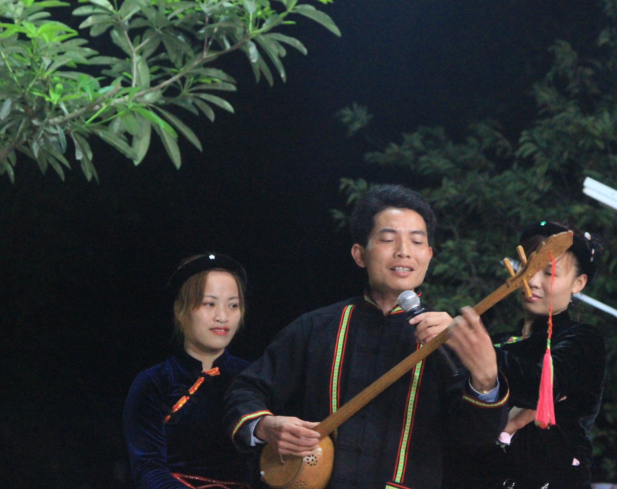 Canon EOS 600D (Rebel EOS T3i / EOS Kiss X5) sample photo. Performing folk-song, vietnamese ethnic minority photography