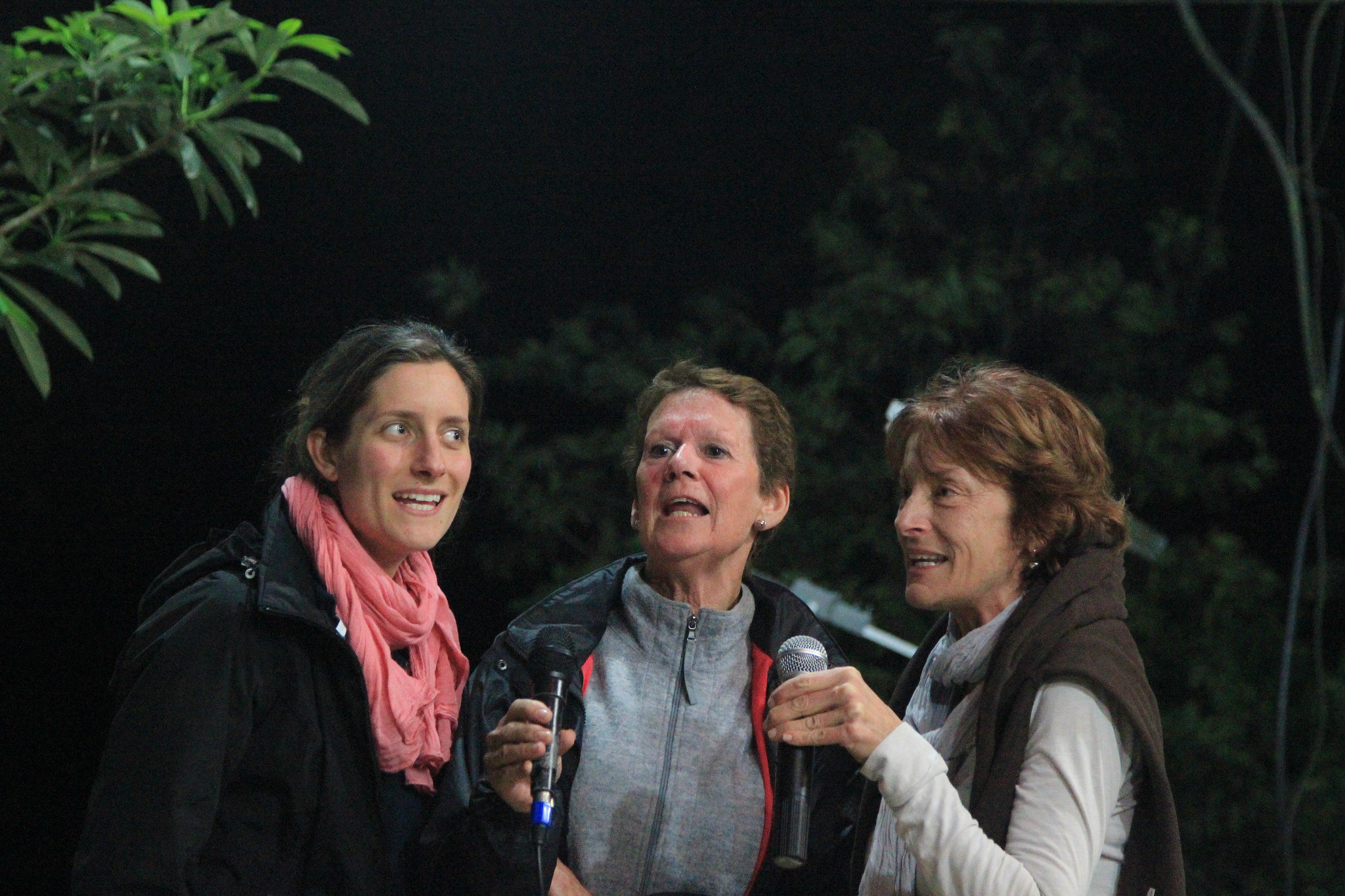 Canon EOS 600D (Rebel EOS T3i / EOS Kiss X5) sample photo. Performing western folk-song in vietnam photography