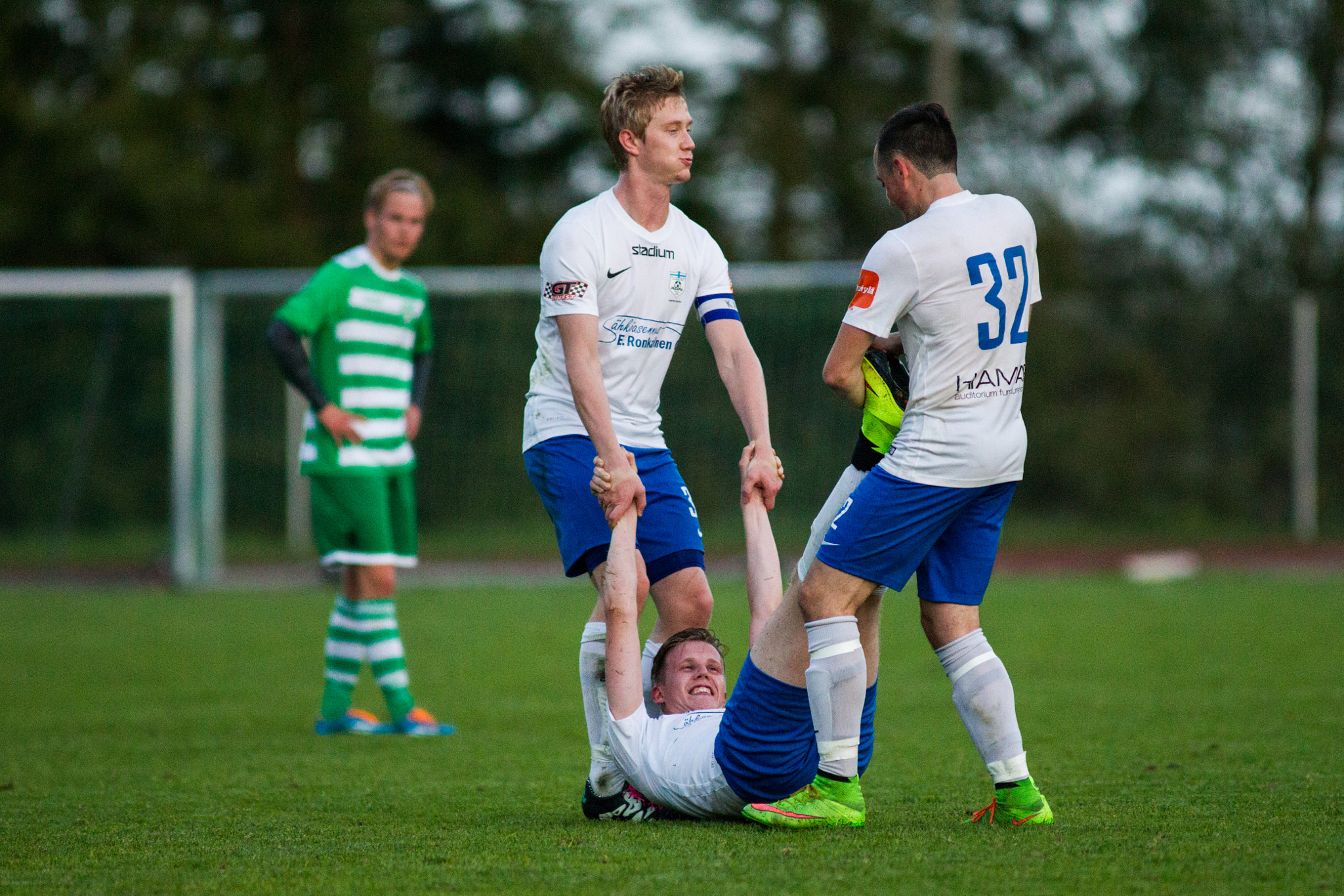Canon EF 200mm F2.8L II USM sample photo. When you get cramp in lower leagues photography
