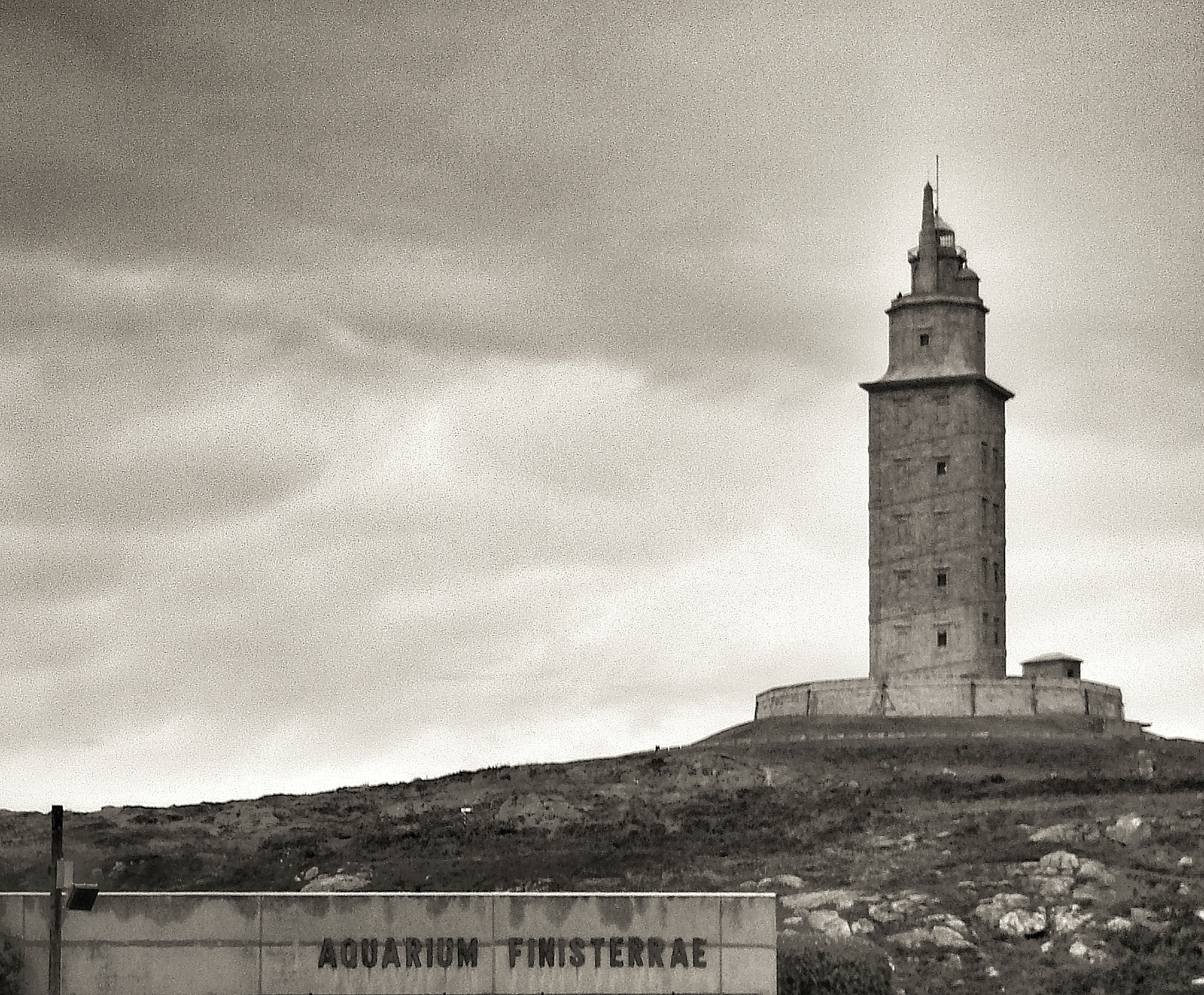 Sony DSC-S600 sample photo. La torre de hércules y debajo el acuario photography