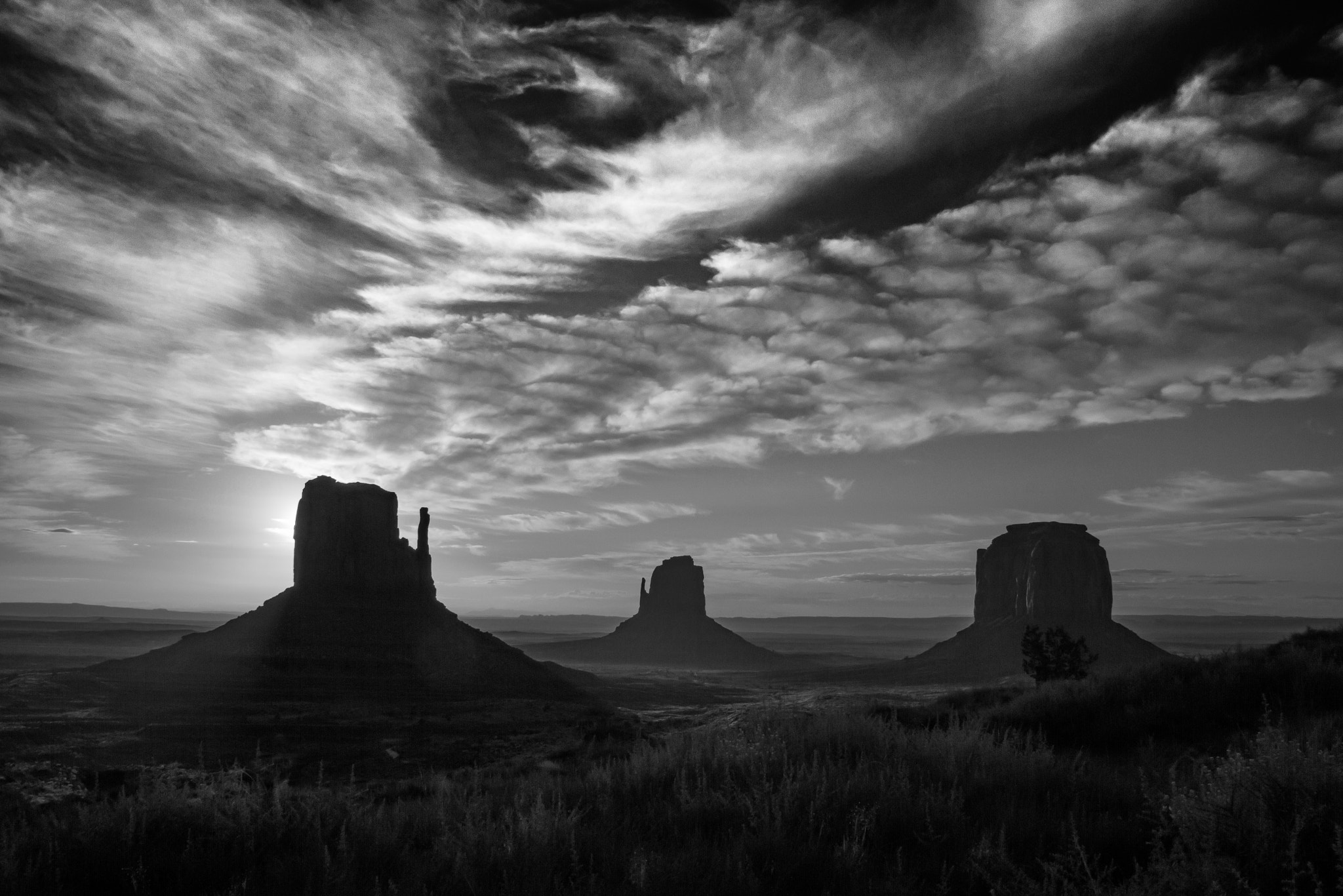 Canon EOS 7D + Sigma 18-200mm f/3.5-6.3 DC OS HSM [II] sample photo. Dawn in monument valley navajo tribal park photography