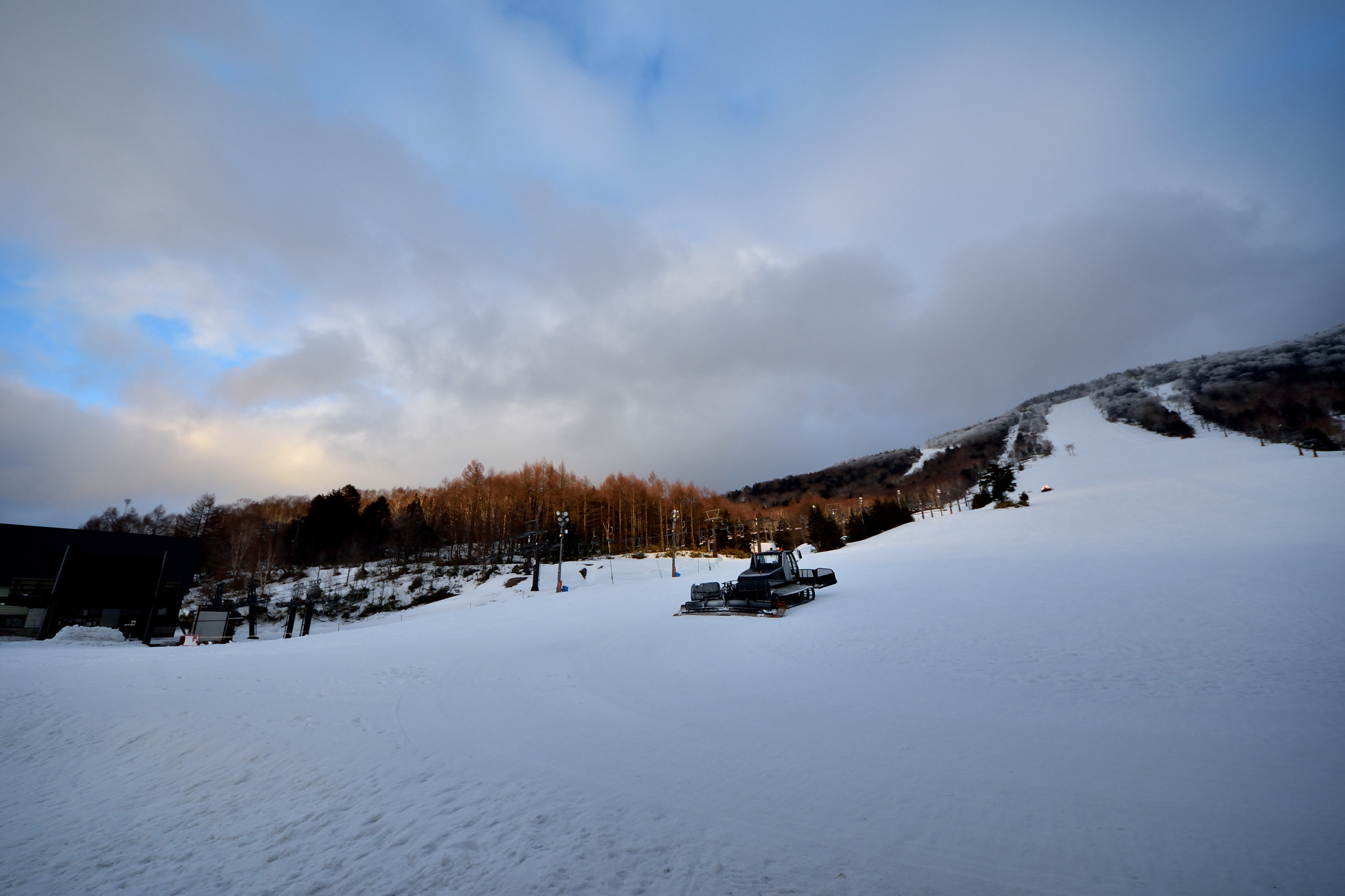 Sigma 8-16mm F4.5-5.6 DC HSM sample photo. Ski field photography