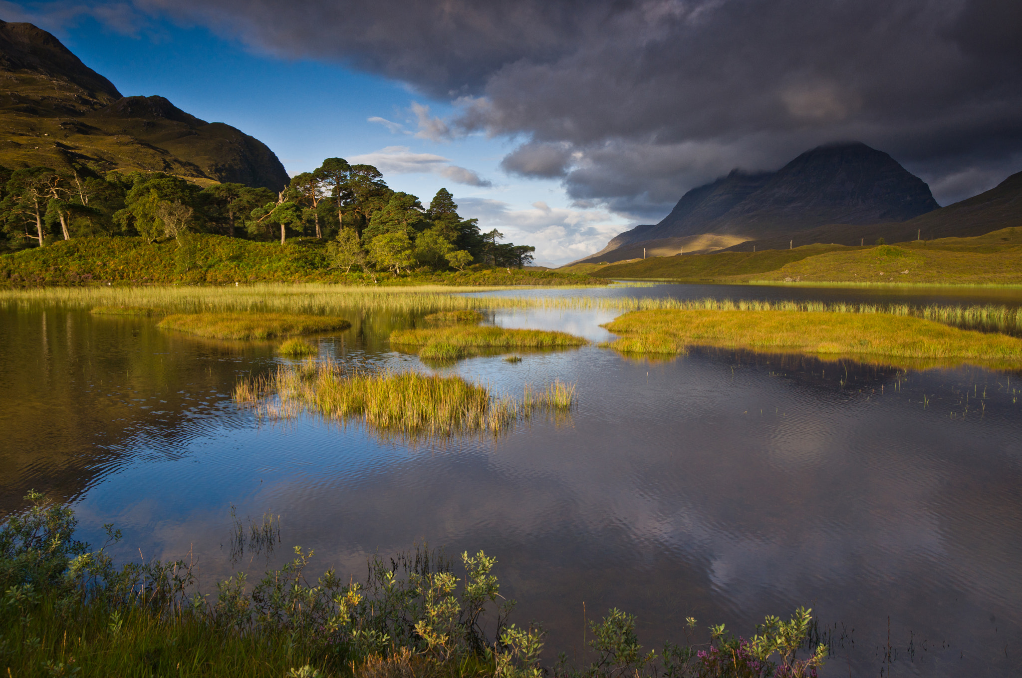 Sony Alpha DSLR-A900 + Sony Vario-Sonnar T* 16-35mm F2.8 ZA SSM sample photo. Early light on liathach photography