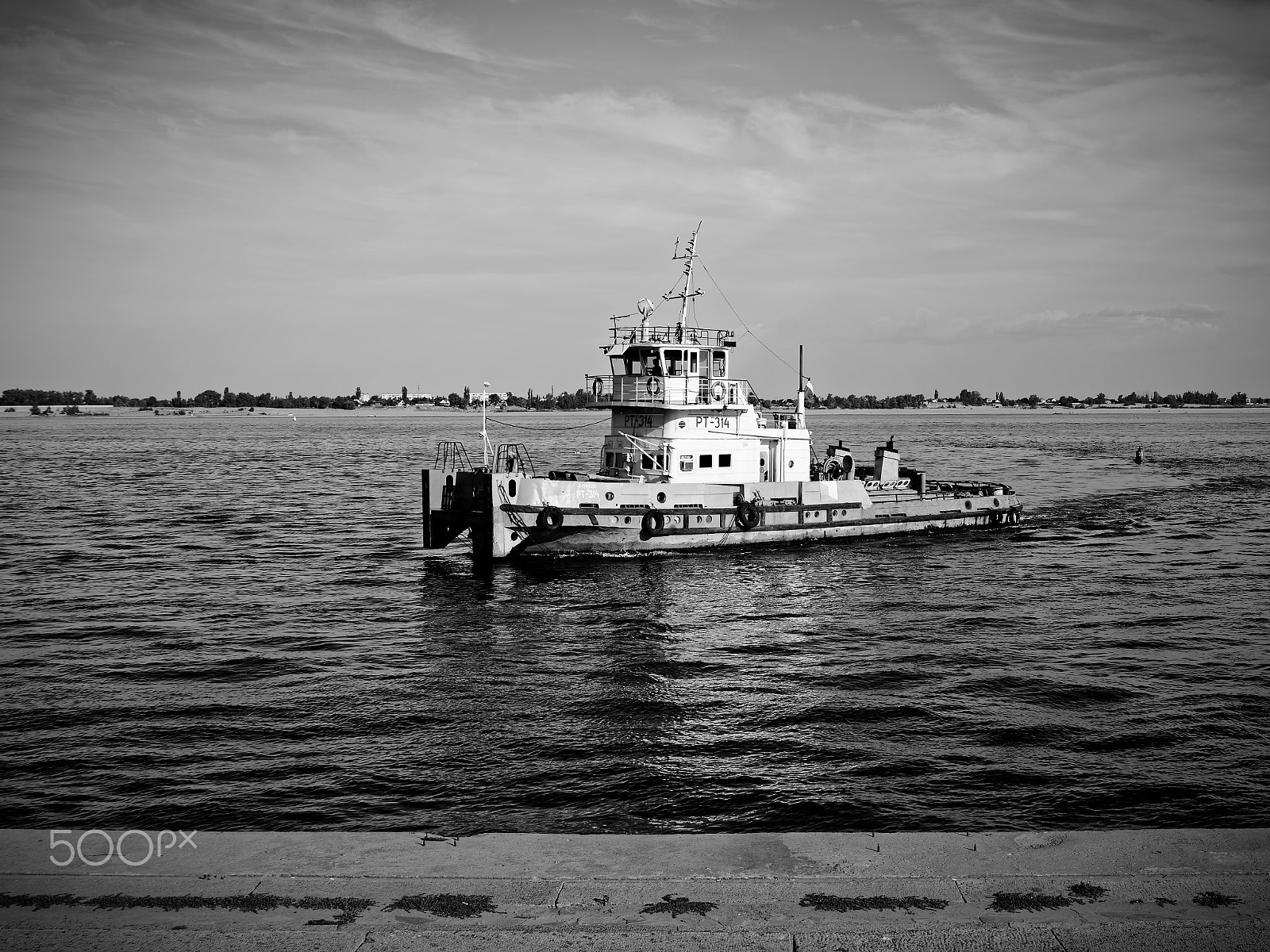 Nikon D7100 + Sigma 24-135mm F2.8-4.5 sample photo. Ship photography