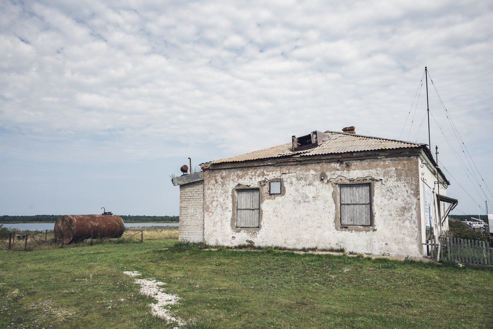 AF Zoom-Nikkor 28-70mm f/3.5-4.5D sample photo. Building near the sõrve lighthouse photography