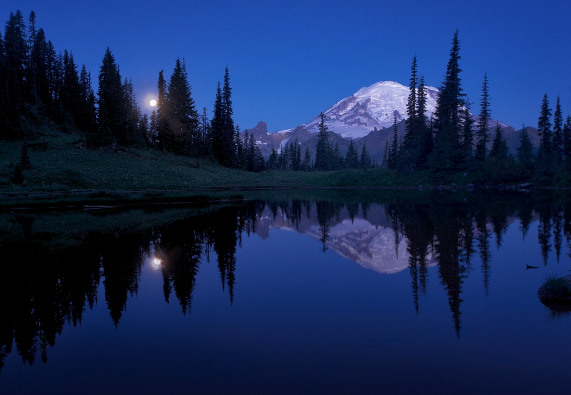 Sony a7R + Canon EF 16-35mm F2.8L II USM sample photo. Moonset at tipsoo lake photography