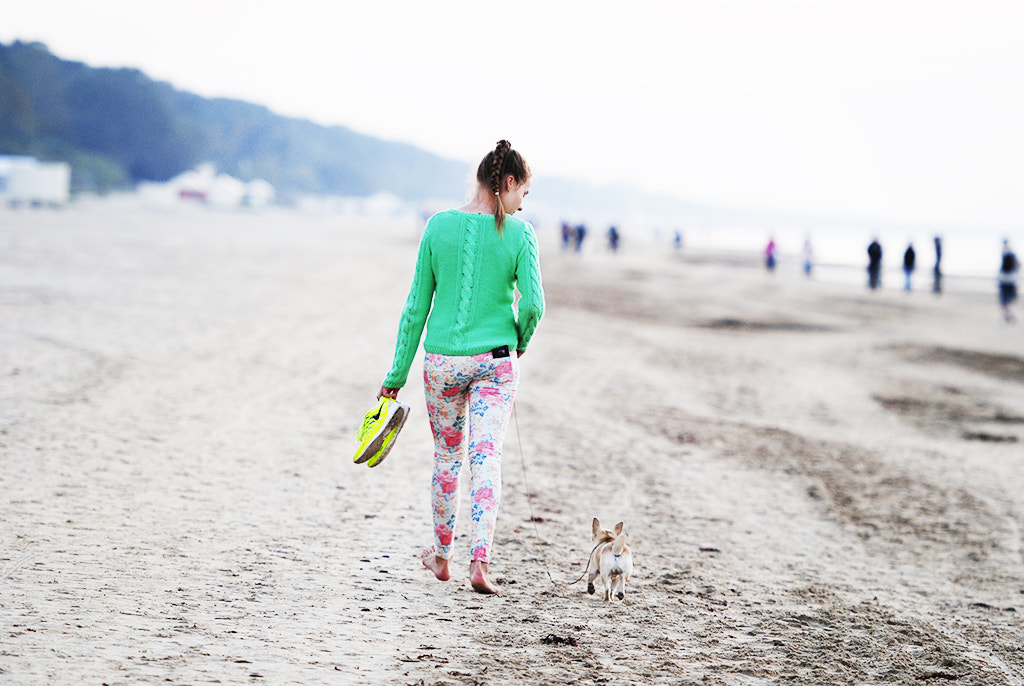 Nikon D3000 sample photo. Love with dogs behind sea photography