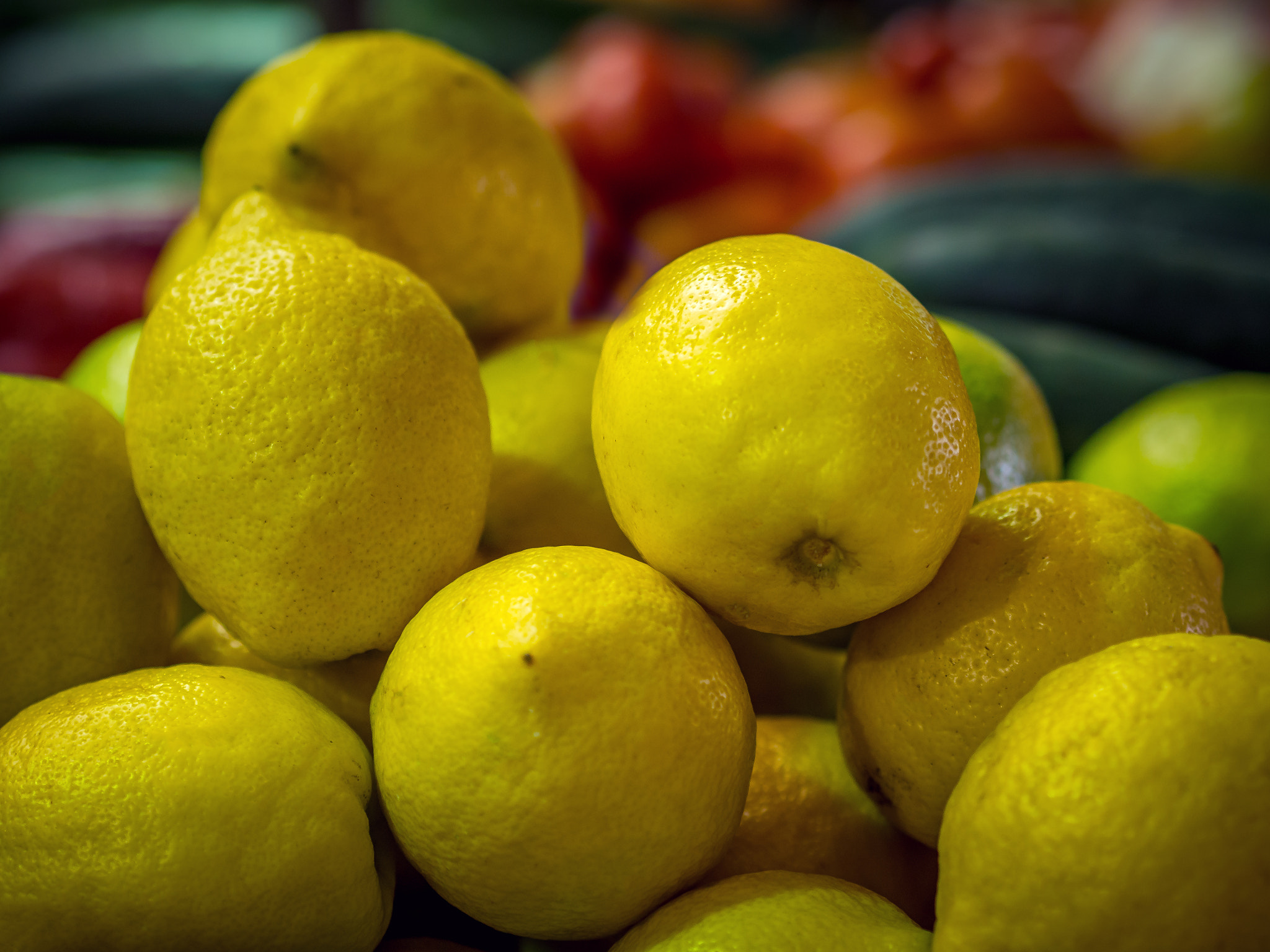 Olympus PEN E-P5 + Olympus M.Zuiko Digital 45mm F1.8 sample photo. Lemons in the market photography