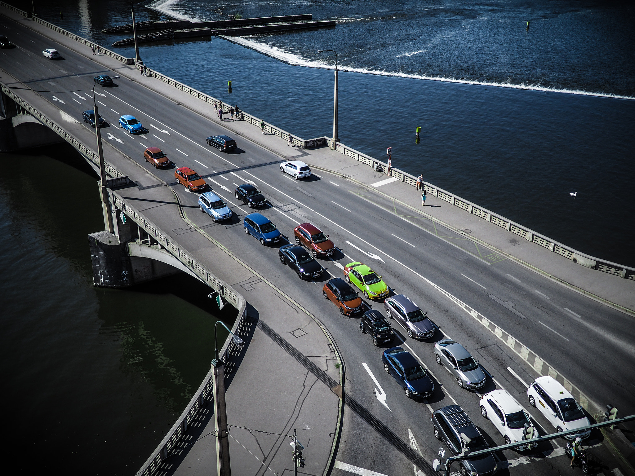 Olympus OM-D E-M10 + LUMIX G 20/F1.7 II sample photo. Traffic in prague photography