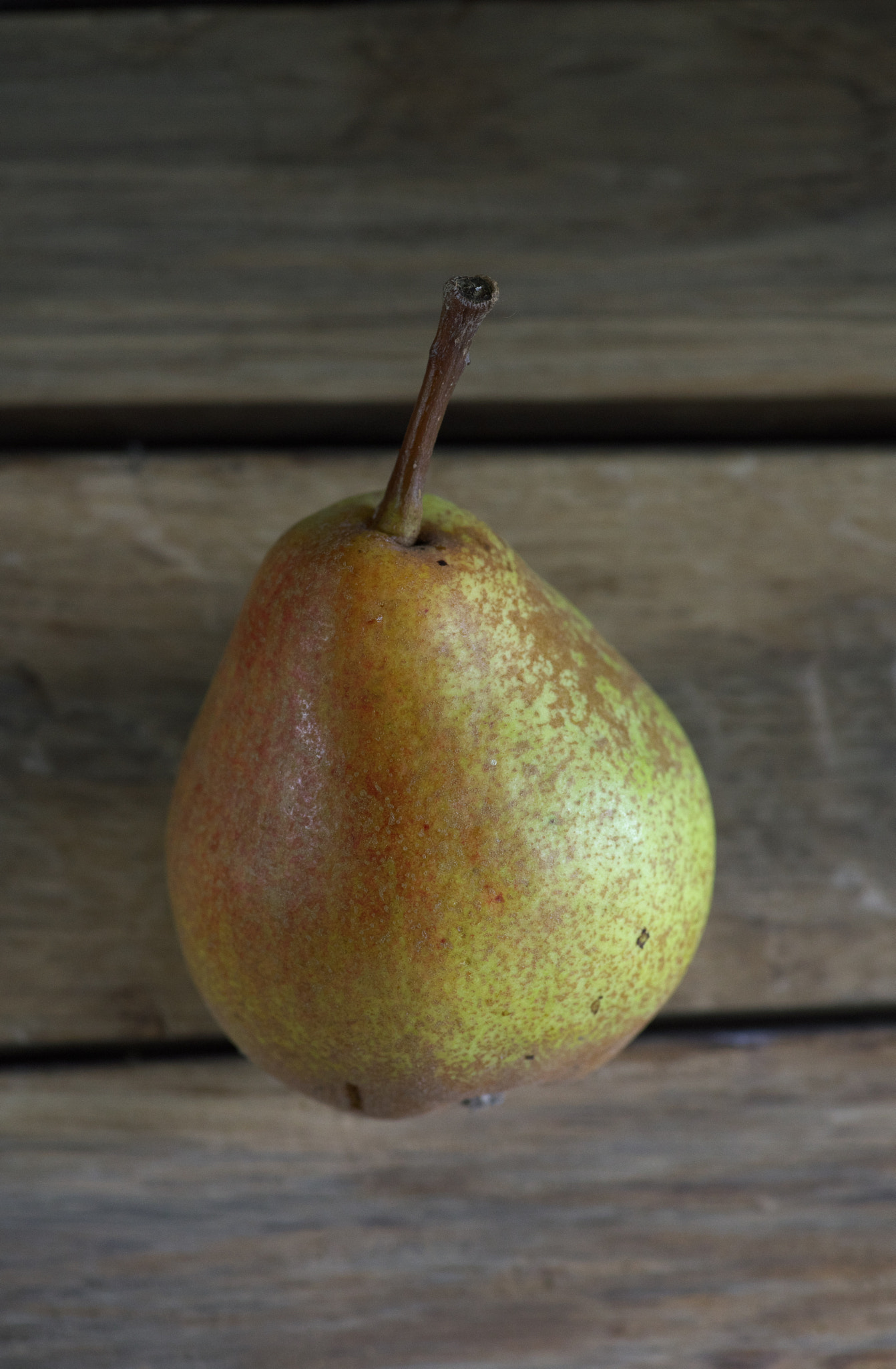 Pentax K-1 + Pentax smc D-FA 100mm F2.8 Macro WR sample photo. Pear in weightlessness photography