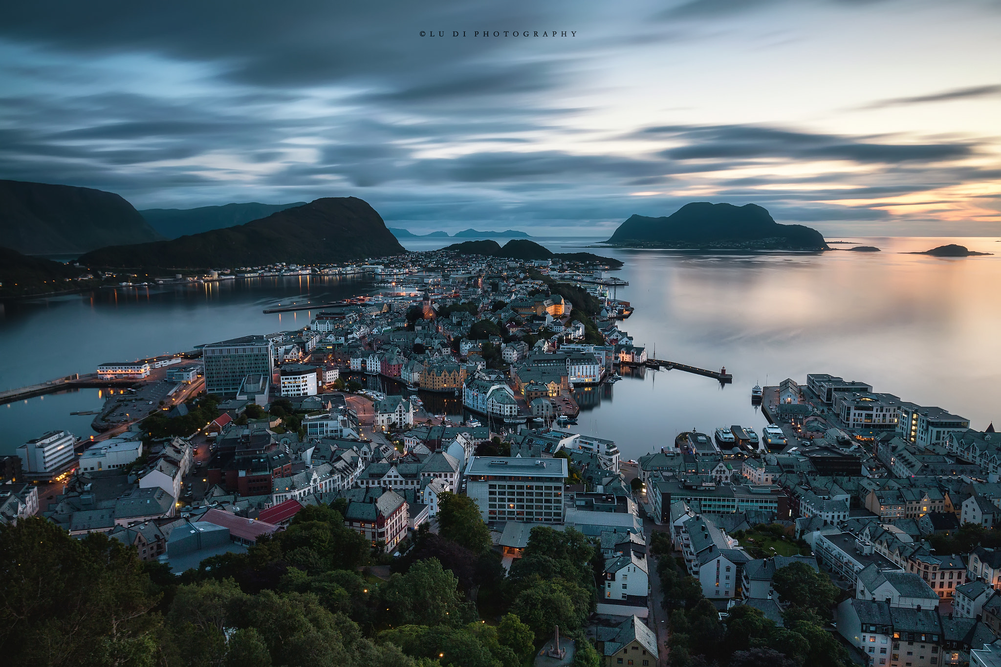 Canon EF 16-35mm F4L IS USM sample photo. Alesund night photography