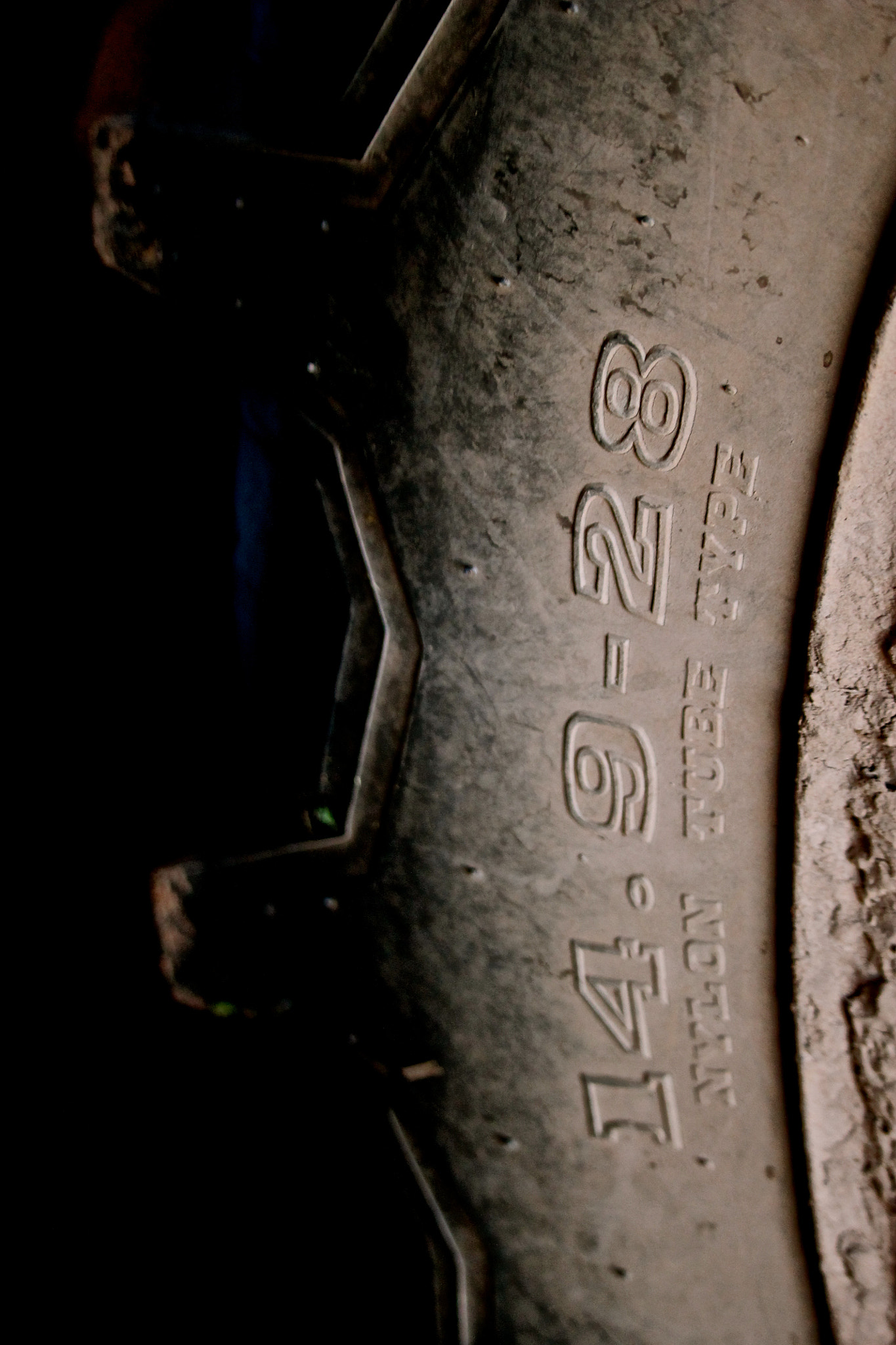 Canon EF-S 55-250mm F4-5.6 IS STM sample photo. Old tire photography