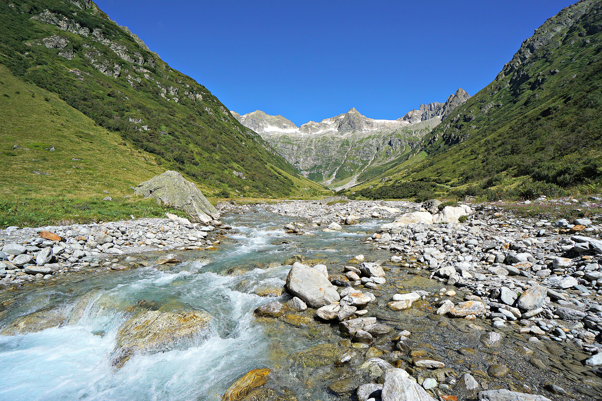 Sony a6000 + Sony E 10-18mm F4 OSS sample photo. A river runs through photography