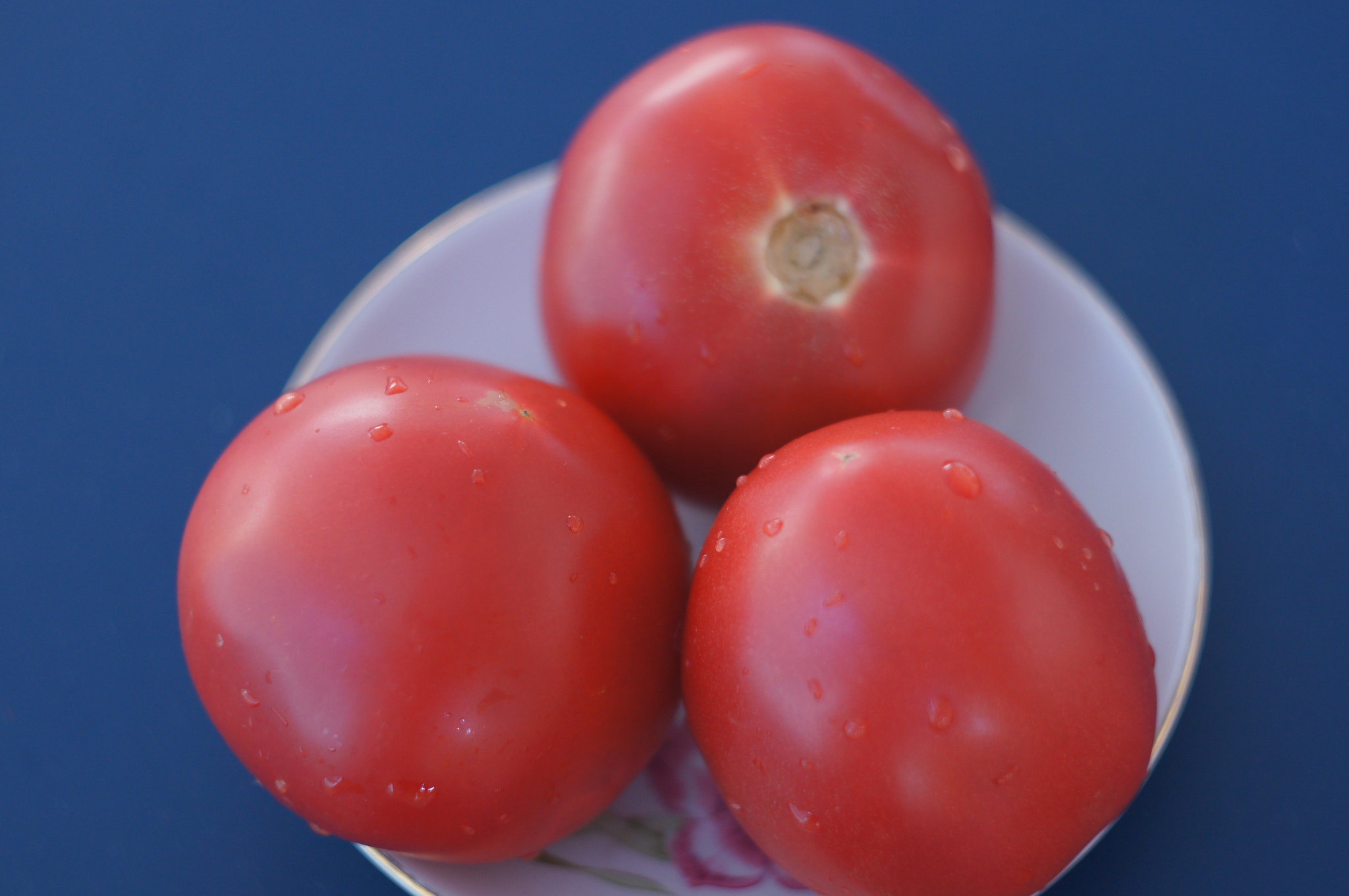 Sony SLT-A55 (SLT-A55V) + Minolta AF 50mm F1.7 sample photo. Still life: three tomatoes photography