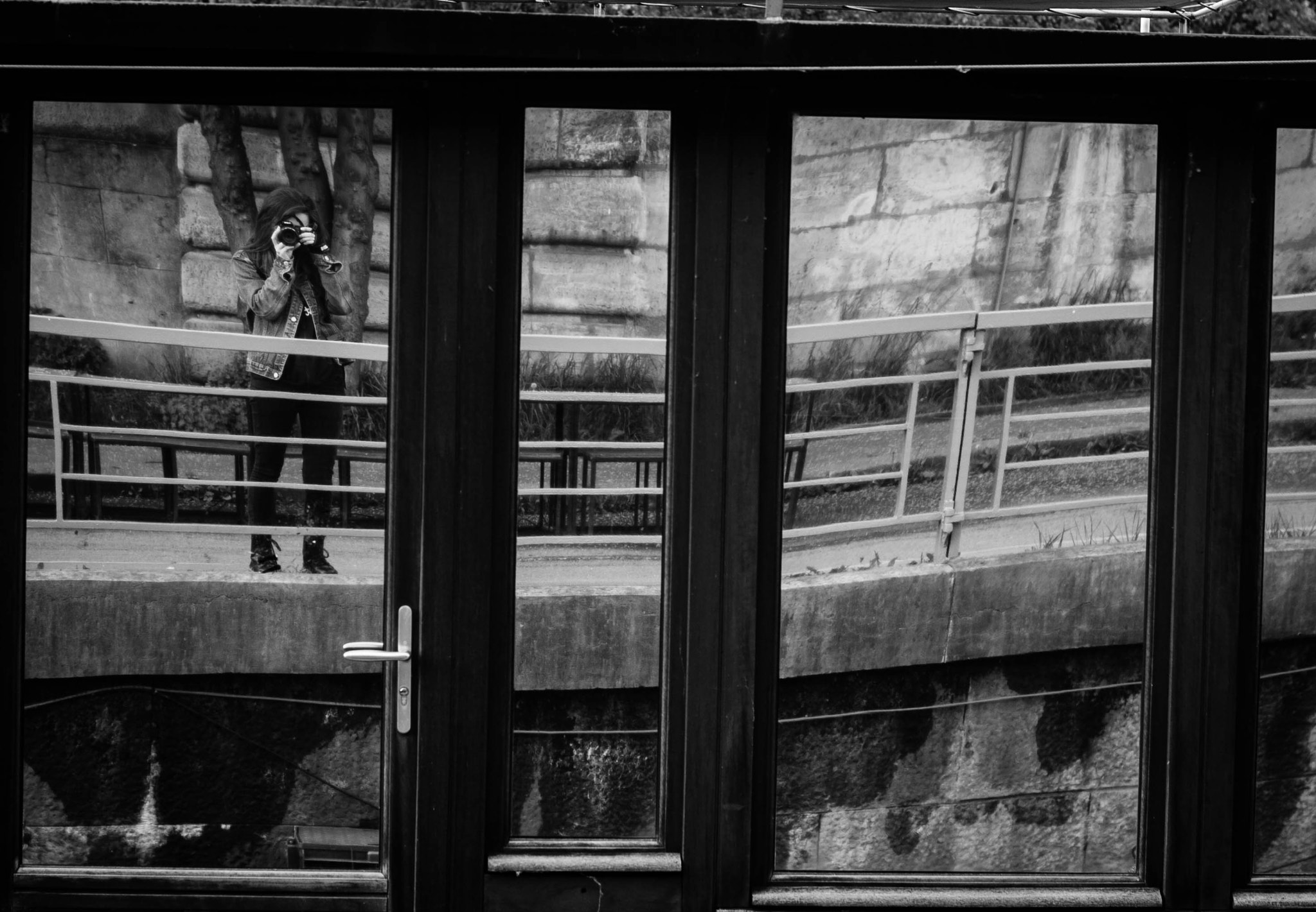 Canon EOS 400D (EOS Digital Rebel XTi / EOS Kiss Digital X) sample photo. Stuck in the mirror photography