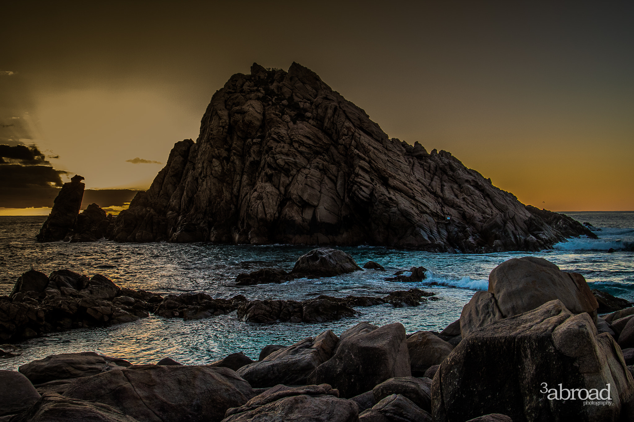 Canon EOS 760D (EOS Rebel T6s / EOS 8000D) + Canon EF 24-105mm F4L IS USM sample photo. Sugarloaf rock, yallingup photography