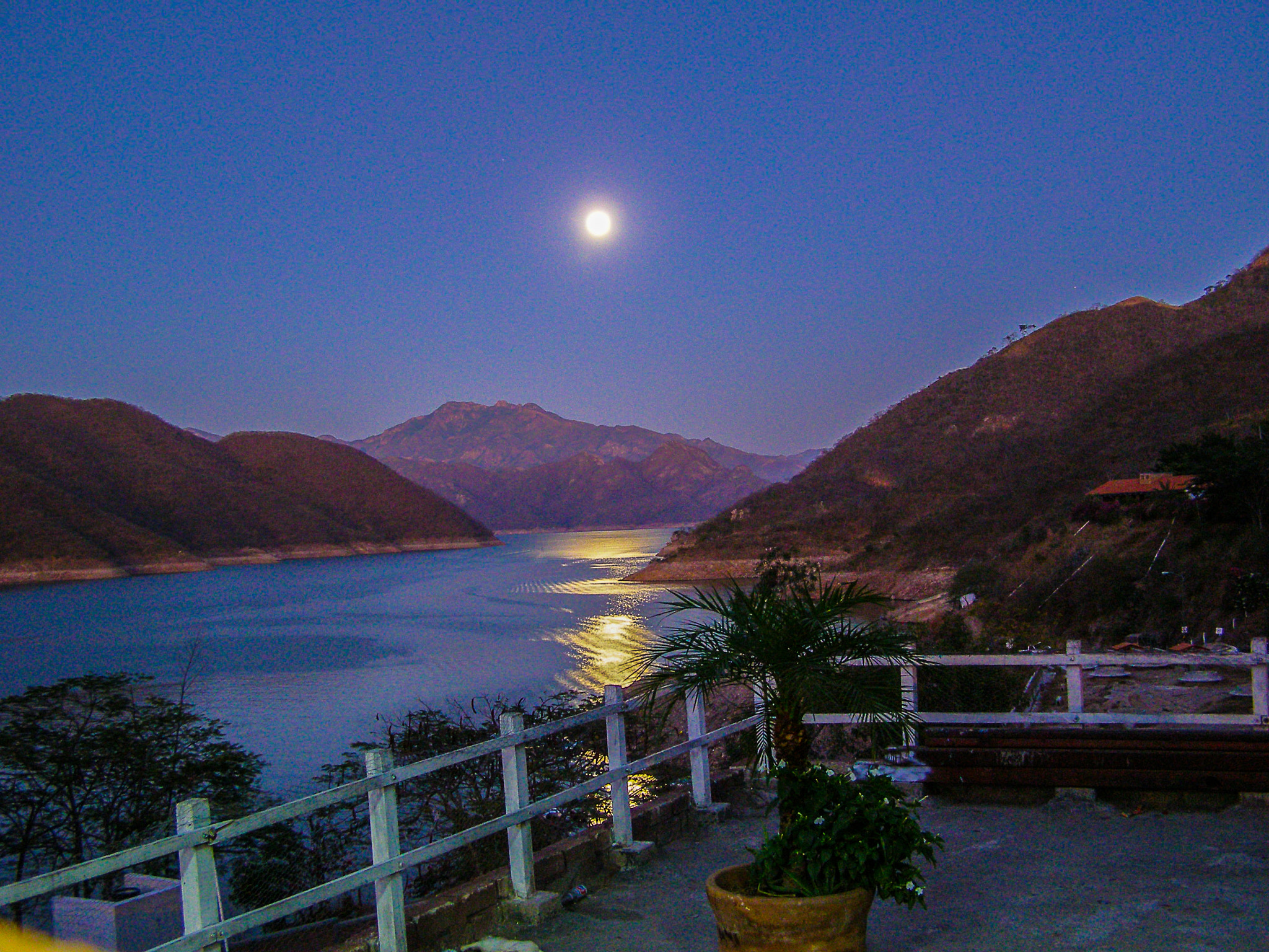 Olympus SP500UZ sample photo. Moonrise over lake aquamilpa, mexico photography