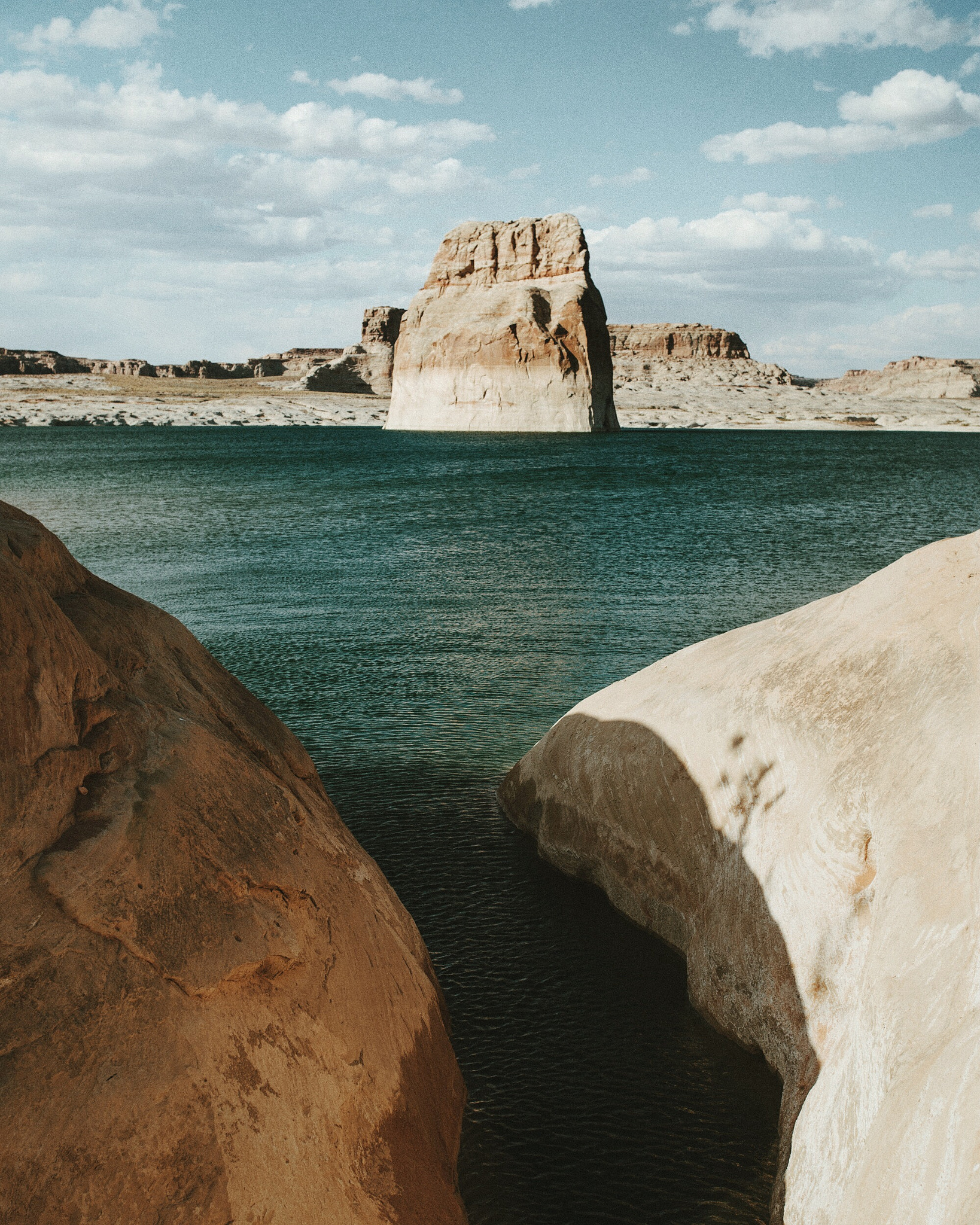 Nikon D4 + Sigma 35mm F1.4 DG HSM Art sample photo. Lone rock. lake powell. utah. photography