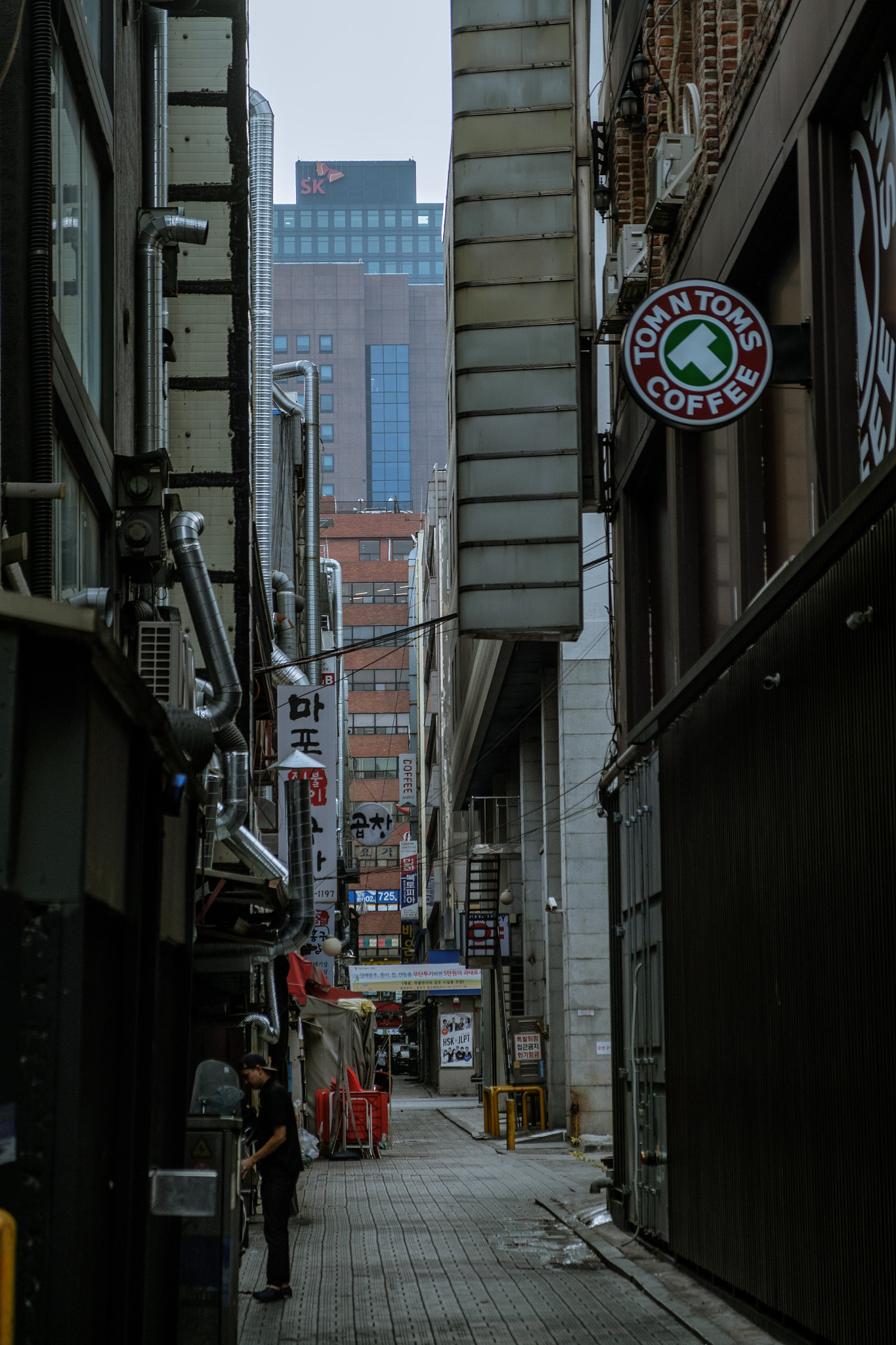 Fujifilm X-A2 + Fujifilm XF 18-55mm F2.8-4 R LM OIS sample photo. Back street in jong no photography