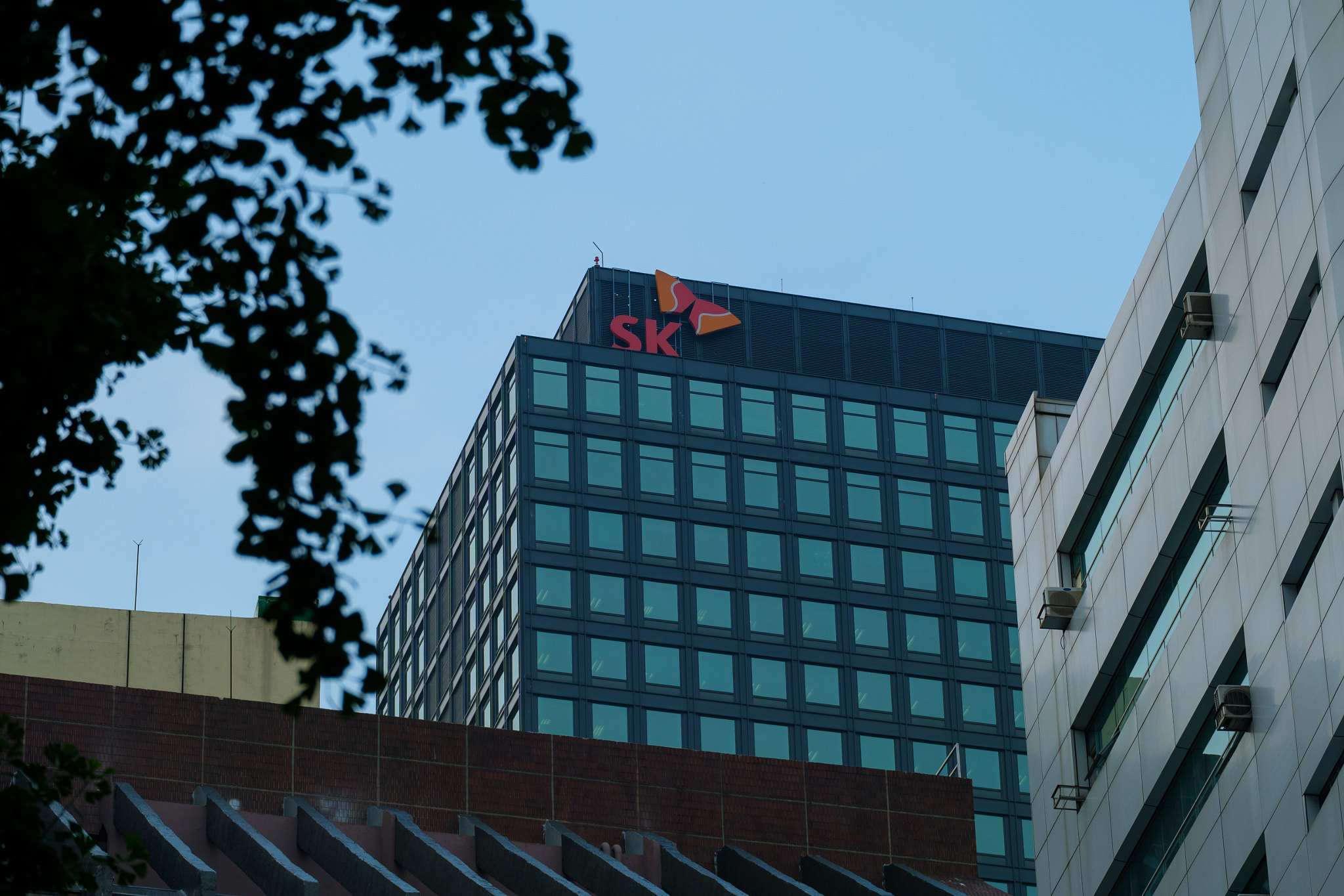 Fujifilm X-A2 + Fujifilm XC 50-230mm F4.5-6.7 OIS II sample photo. Sk building edge photography