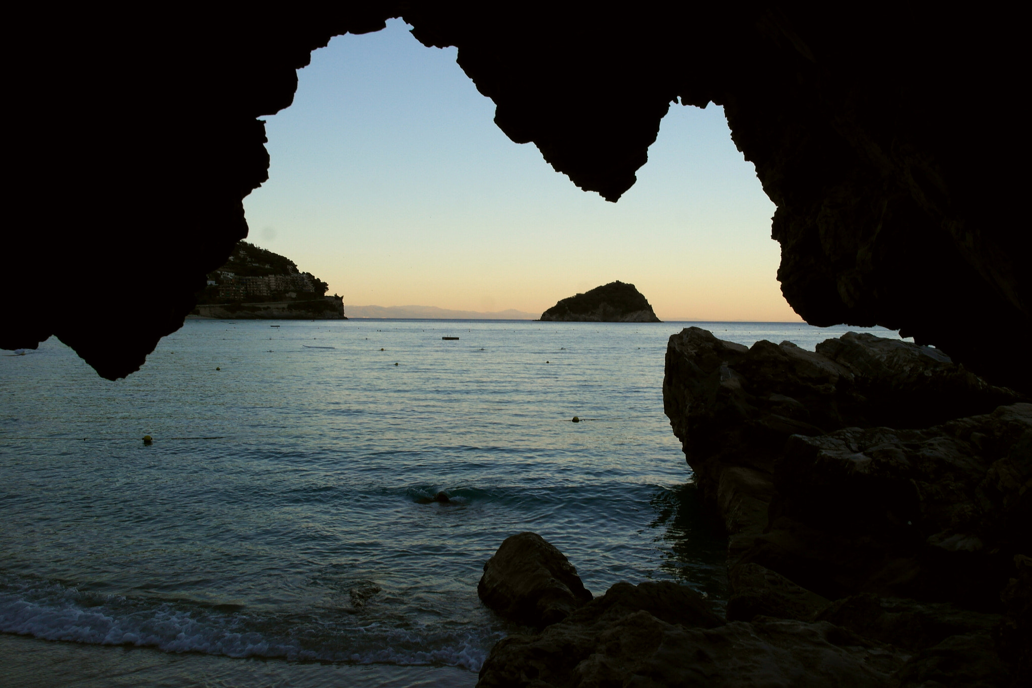 Samsung NX200 sample photo. Natural frame photography