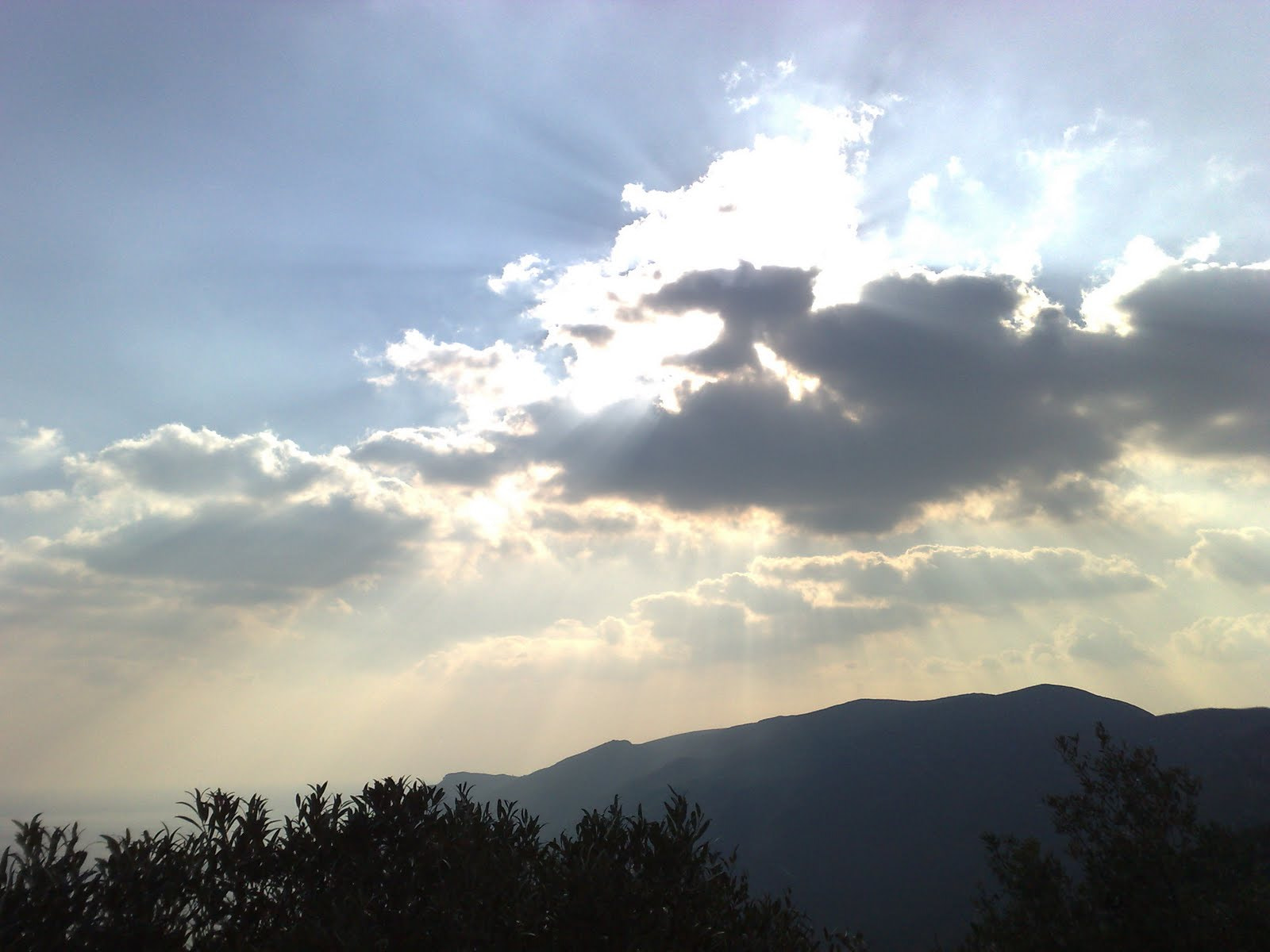 Nokia N95 sample photo. Nuvens sobre serra da arrábida  photography