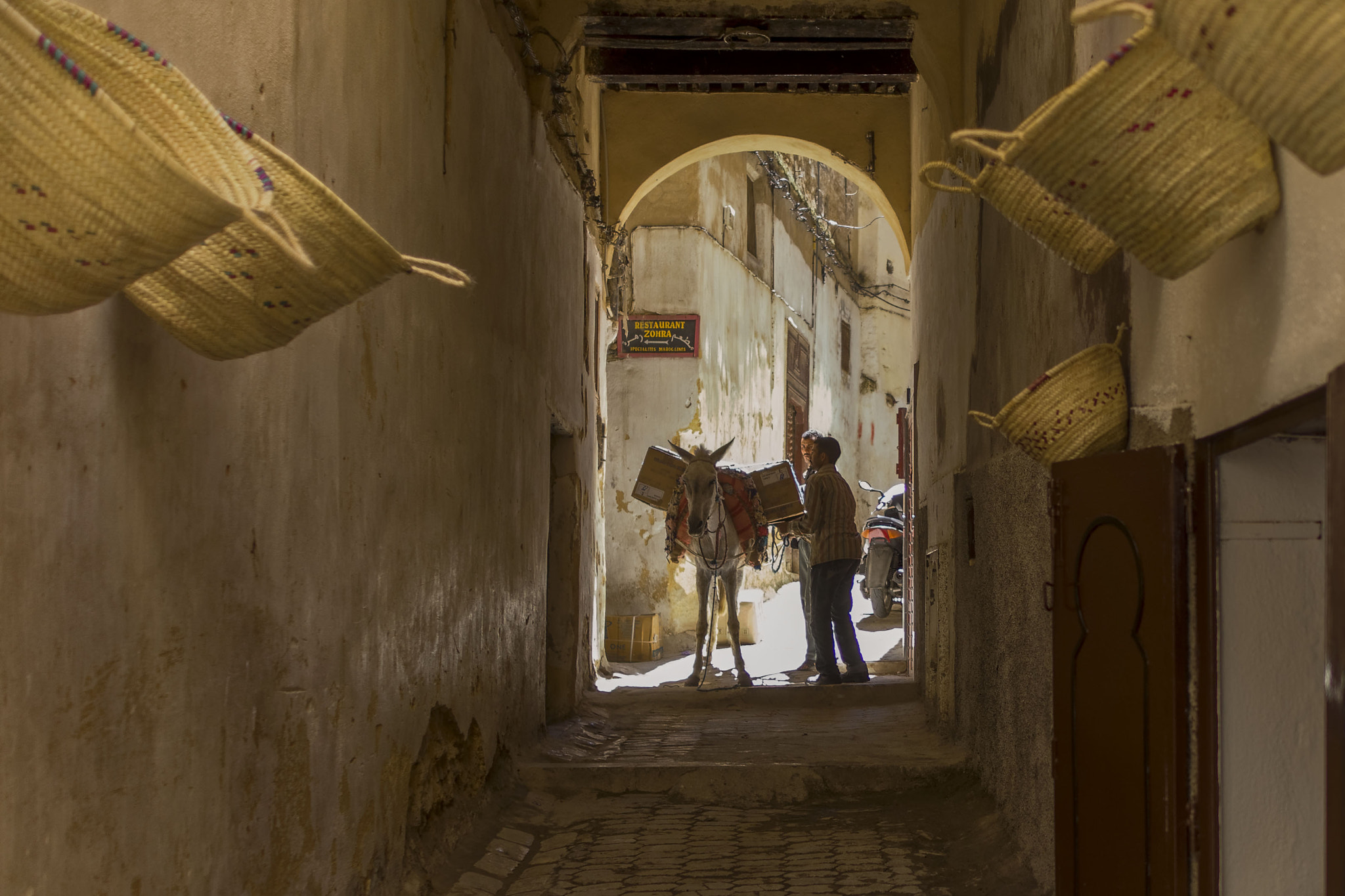 Sony Alpha NEX-7 + Sony Sonnar T* E 24mm F1.8 ZA sample photo. Souk - fez - morocco photography