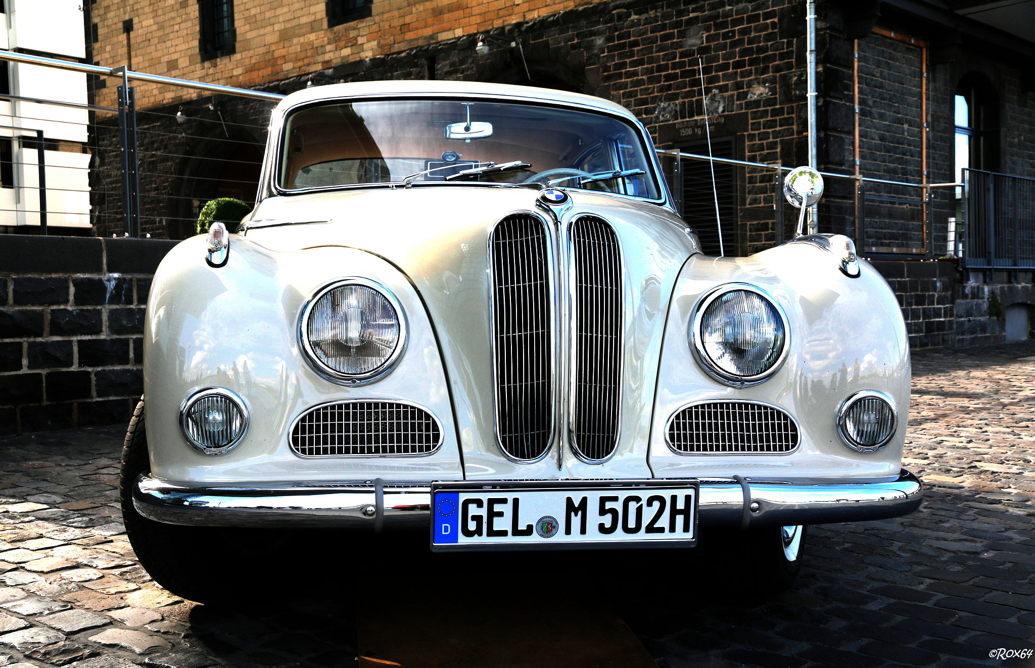 Canon EOS 70D + Canon EF-S 15-85mm F3.5-5.6 IS USM sample photo. Oldtimer bmw photography