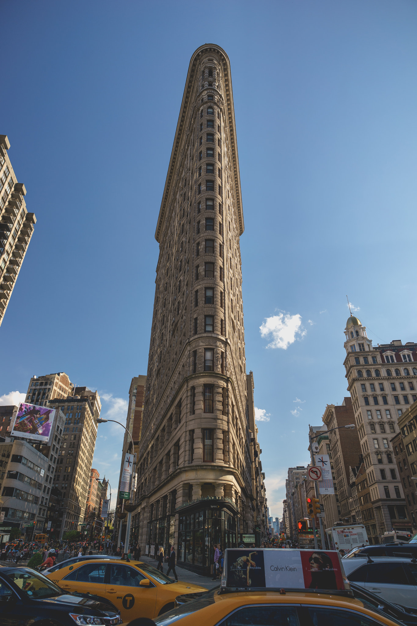 Sony a7 II + E 21mm F2.8 sample photo. Flatiron buidling photography