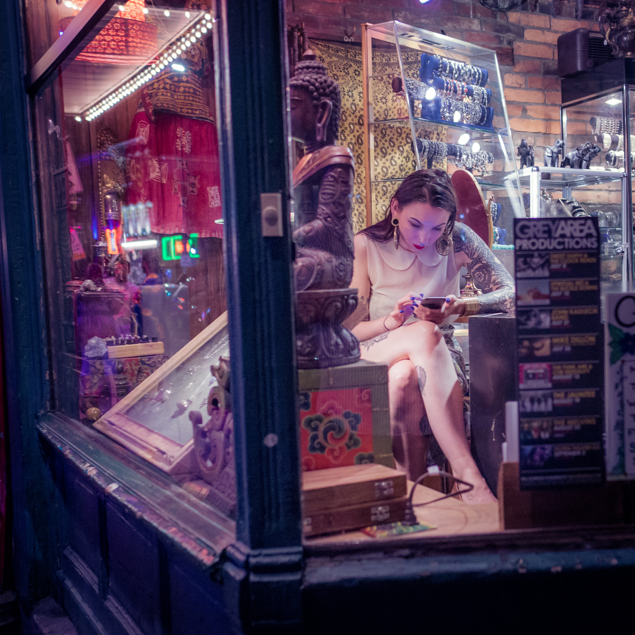 Sony Alpha NEX-7 + Sony Sonnar T* E 24mm F1.8 ZA sample photo. Girl in the window photography