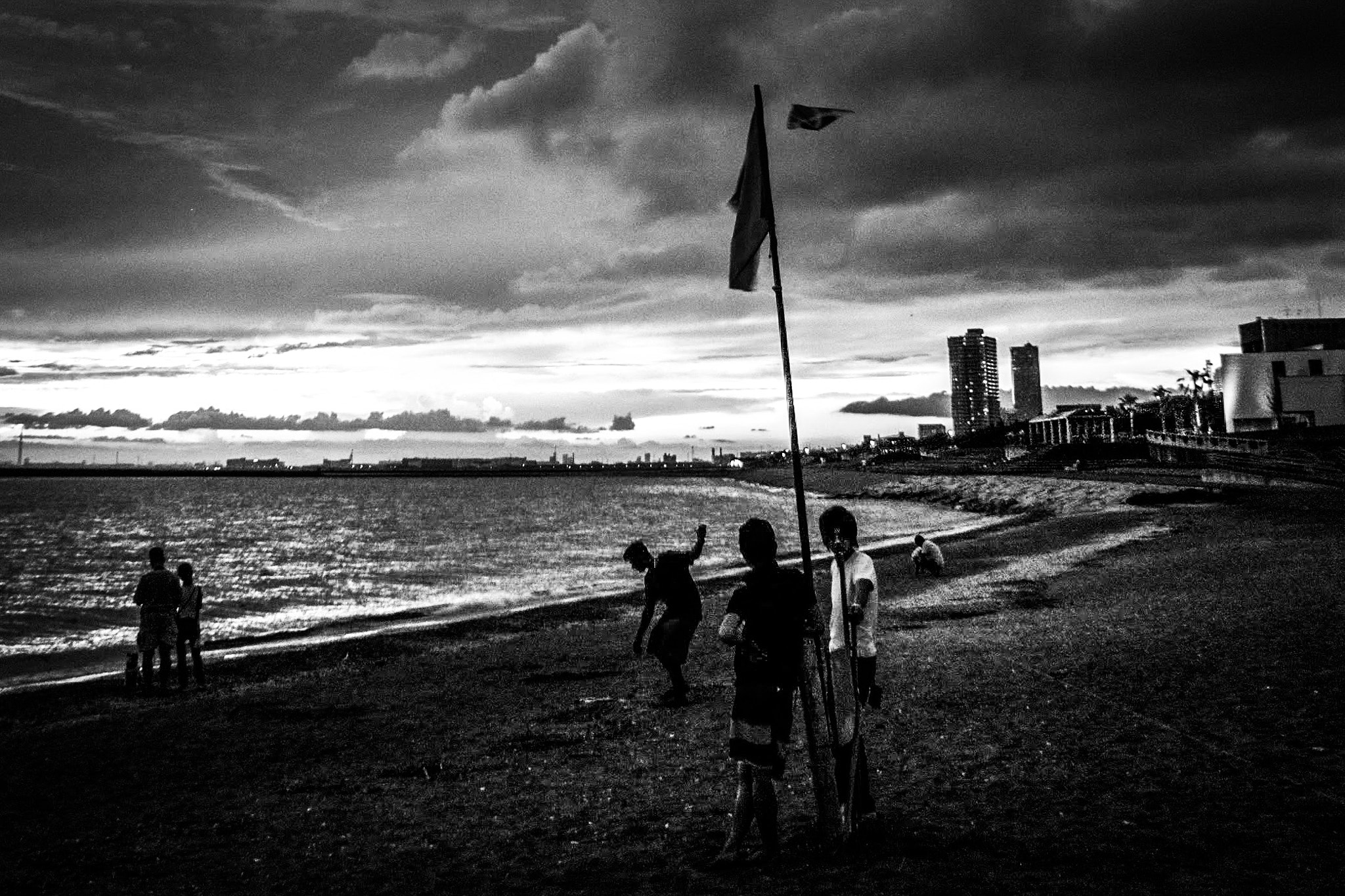 Sony Alpha NEX-7 + Sony E 16mm F2.8 sample photo. Kite flying photography