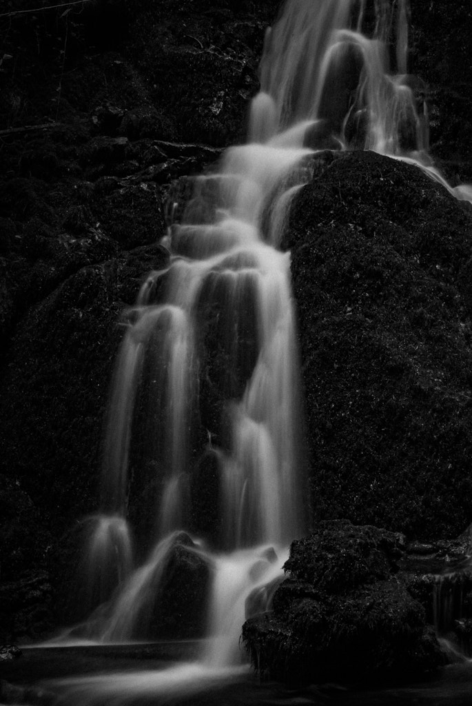 Nikon D200 + AF Zoom-Nikkor 35-70mm f/2.8D sample photo. Falling water photography