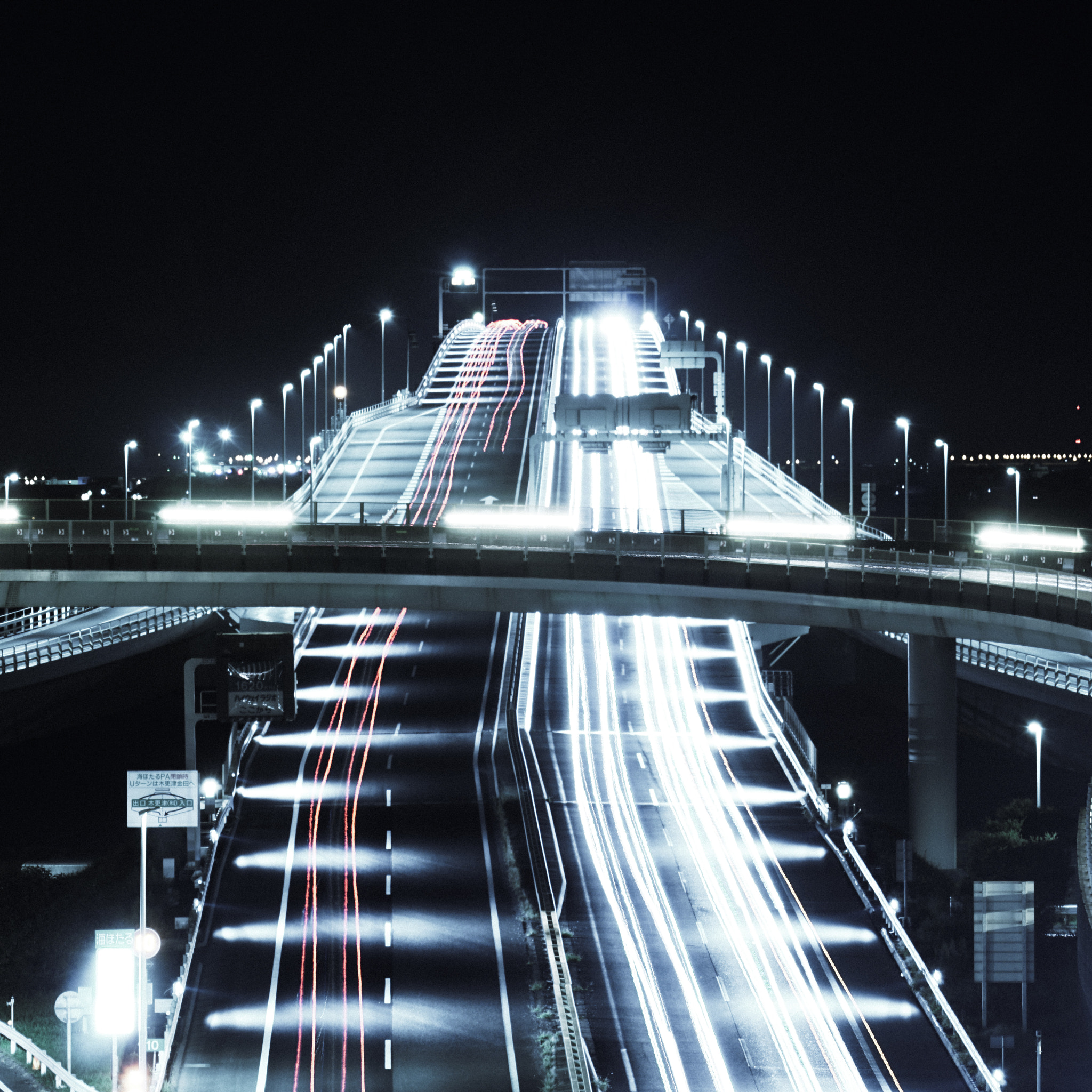 Sony a6300 + Sony FE 70-200mm F4 G OSS sample photo. Night traffic photography