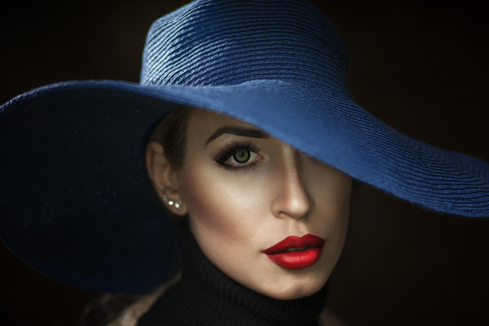 Sony Alpha DSLR-A900 + Sony 85mm F2.8 SAM sample photo. Woman in a hat photography