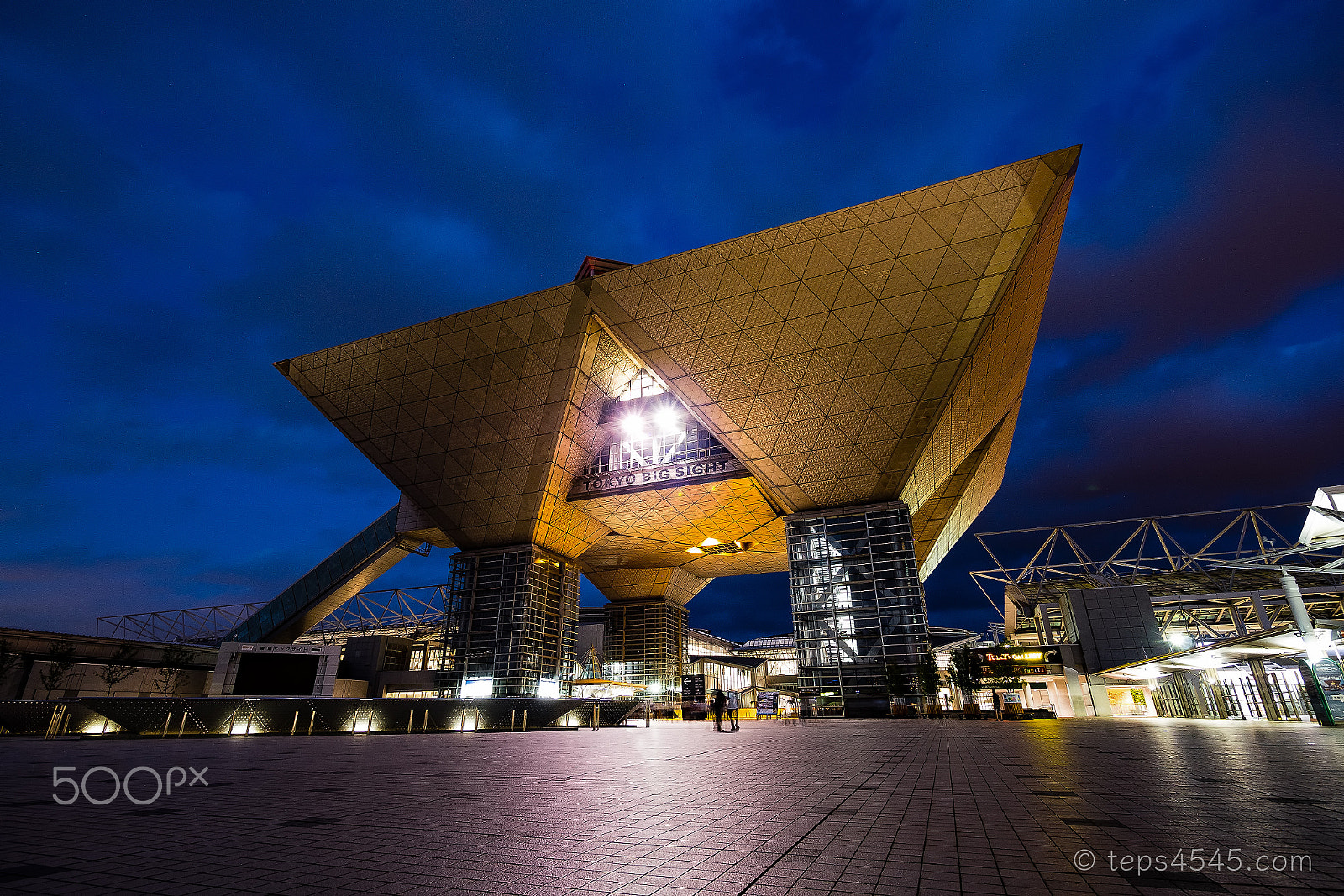 Panasonic Lumix DMC-GX8 + Panasonic Lumix G Vario 7-14mm F4 ASPH sample photo. Tokyo big sight / tokyo, japan photography