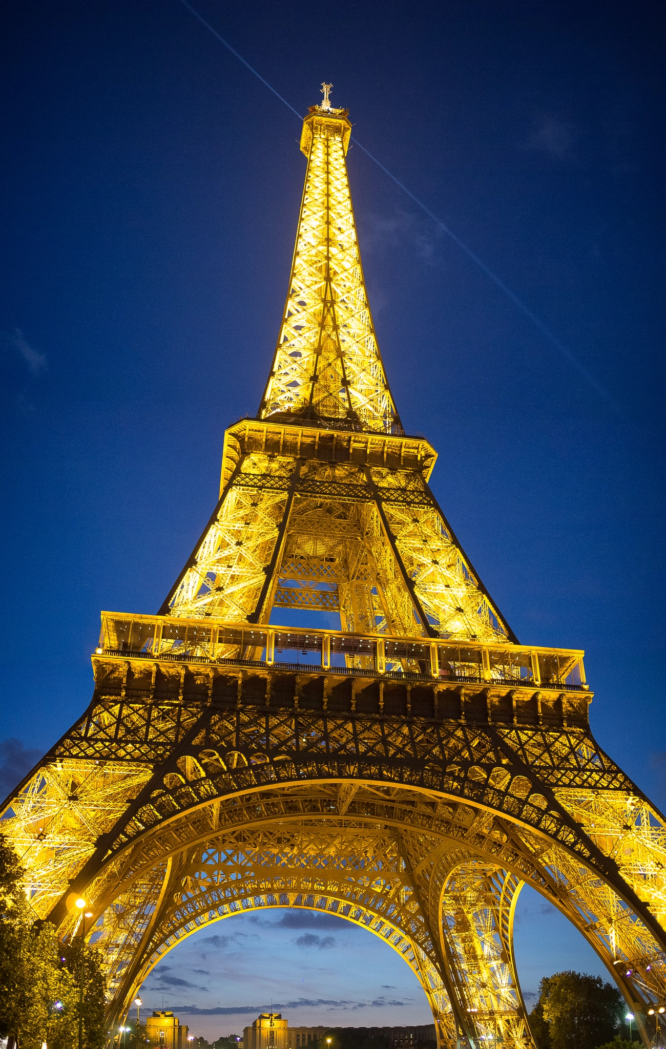 Olympus OM-D E-M10 + LUMIX G 20/F1.7 II sample photo. Eiffel tower photography