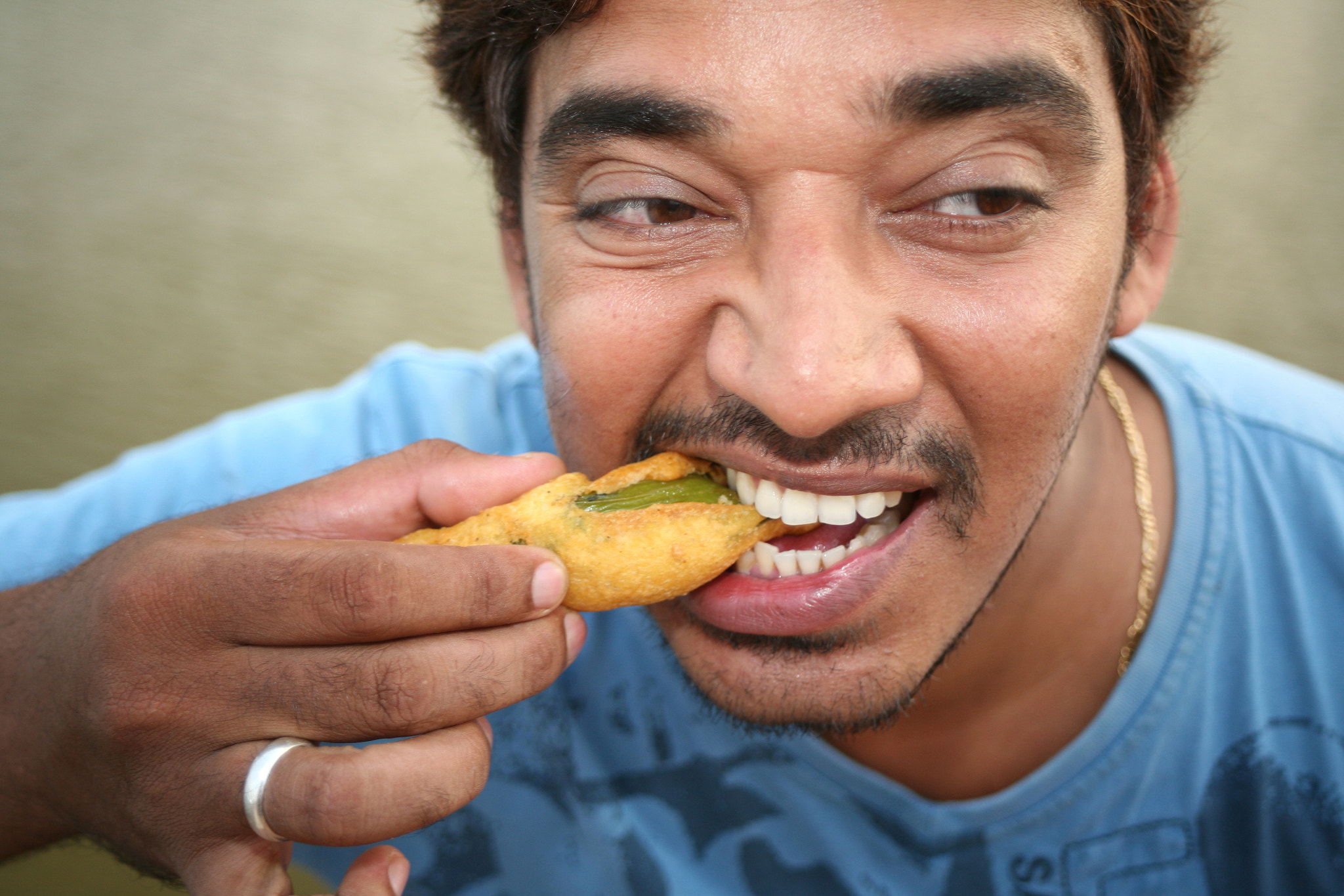 Canon EOS 5D + Canon EF 28-80mm f/3.5-5.6 sample photo. Eating mirchi photography