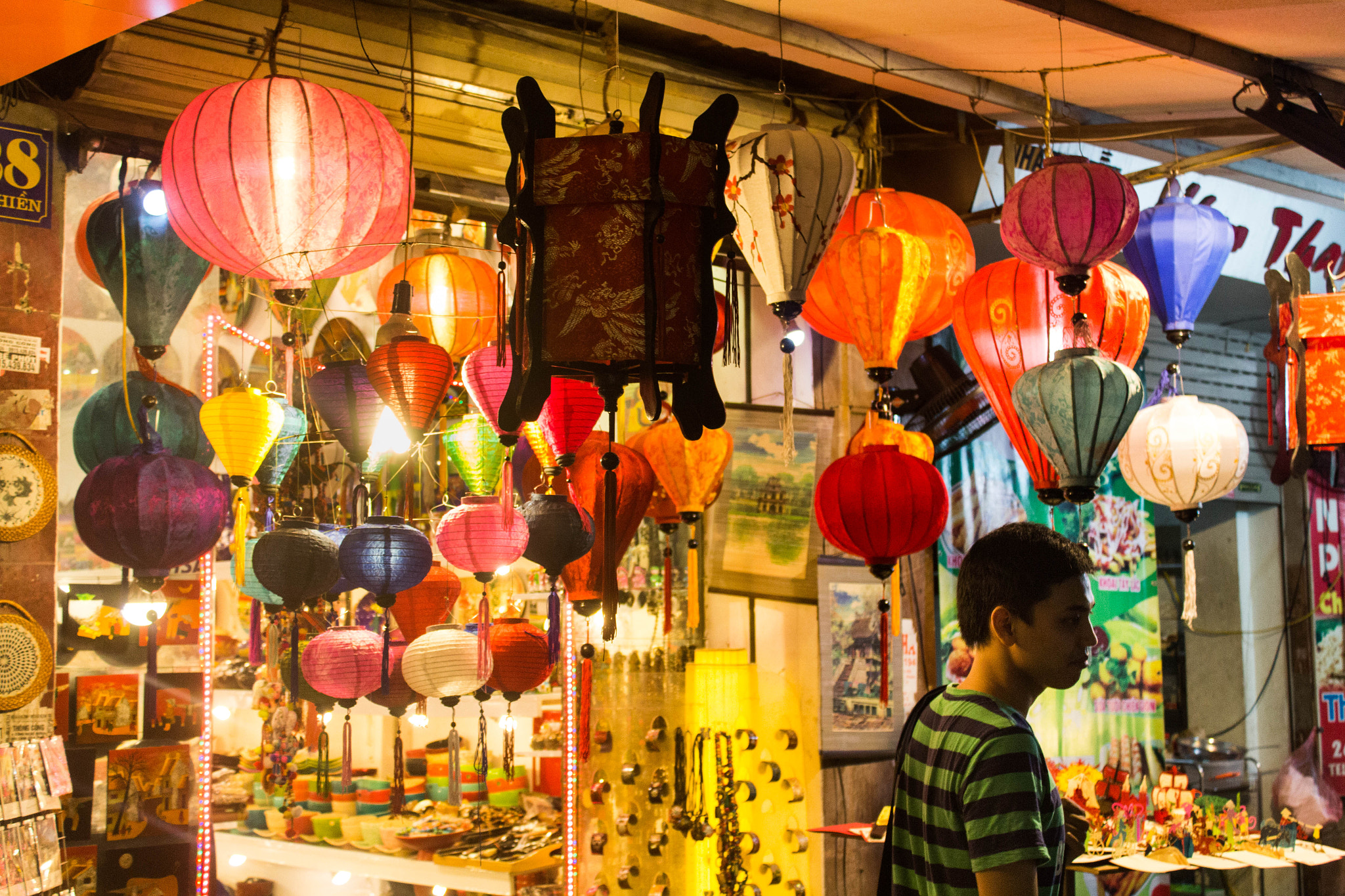 Canon EOS 100D (EOS Rebel SL1 / EOS Kiss X7) + Canon EF-S 18-55mm F3.5-5.6 IS II sample photo. Lanterns photography