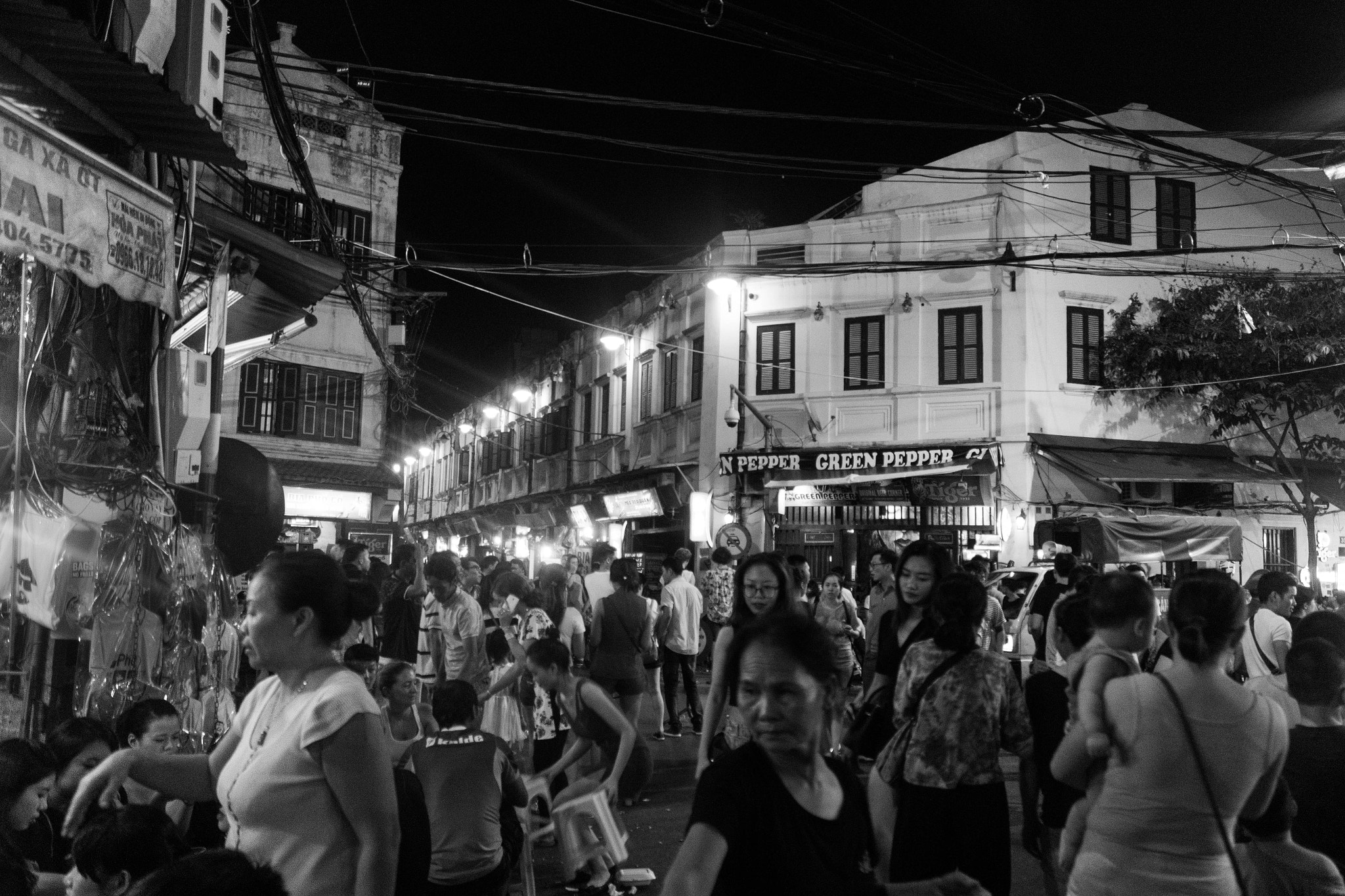 Canon EOS 100D (EOS Rebel SL1 / EOS Kiss X7) sample photo. Crowded street photography