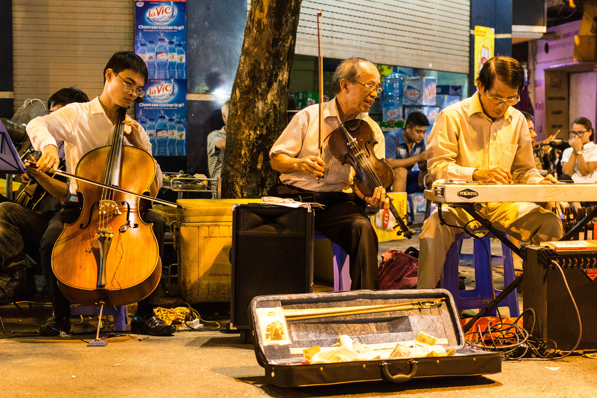 Canon EOS 100D (EOS Rebel SL1 / EOS Kiss X7) sample photo. Street performers photography