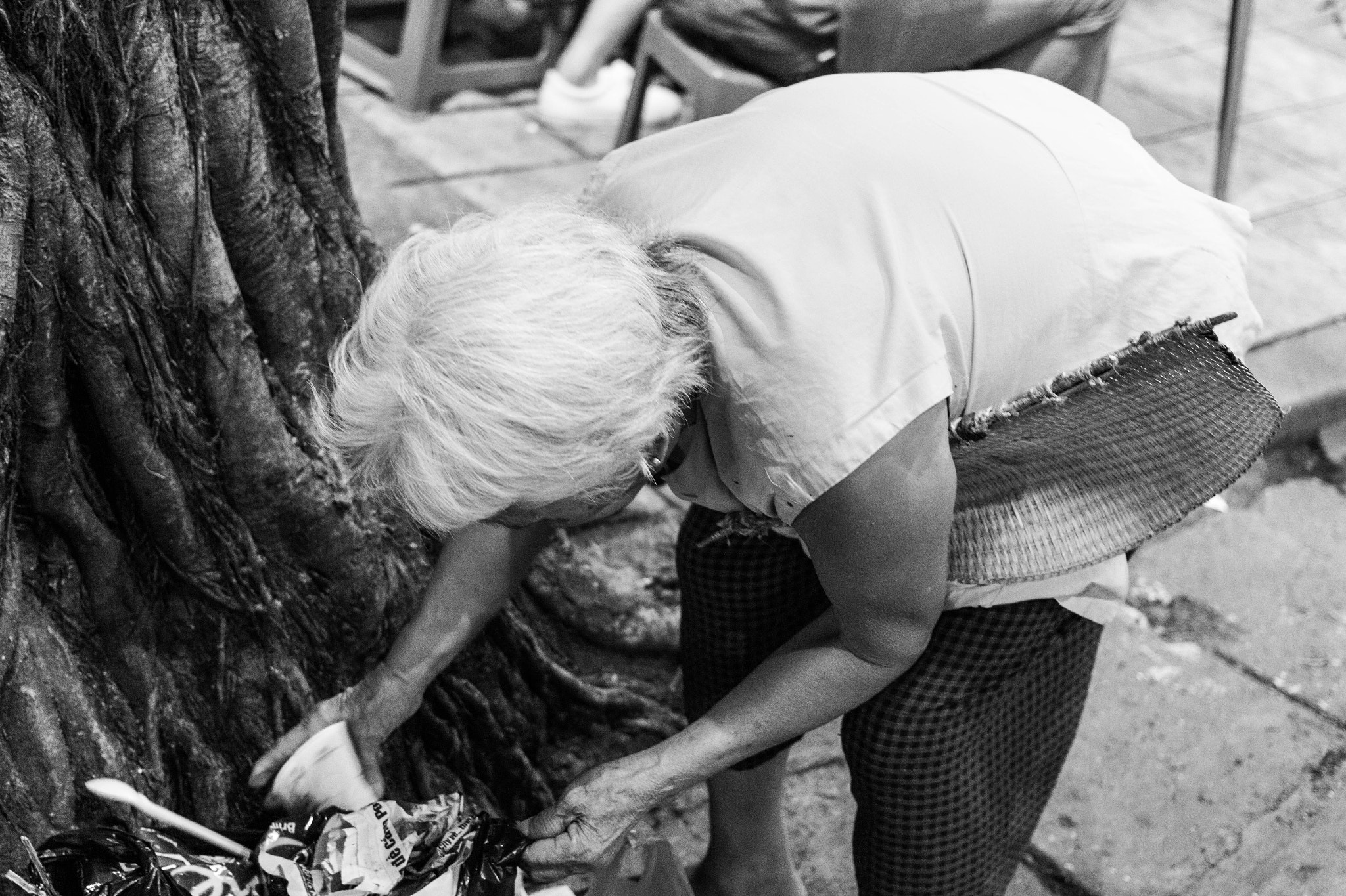 Canon EOS 100D (EOS Rebel SL1 / EOS Kiss X7) sample photo. Old lady photography