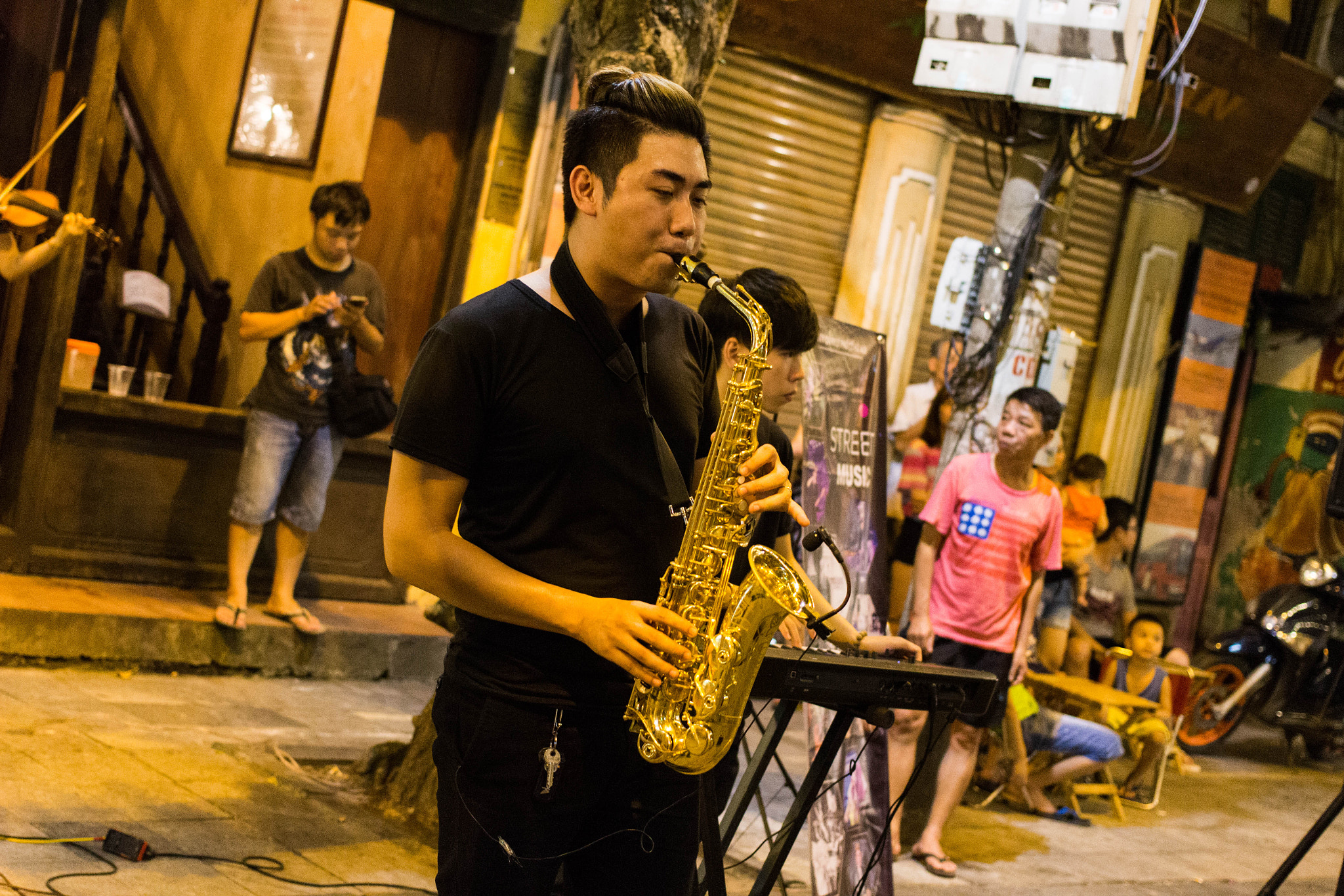 Canon EOS 100D (EOS Rebel SL1 / EOS Kiss X7) sample photo. Saxophone player 2 photography