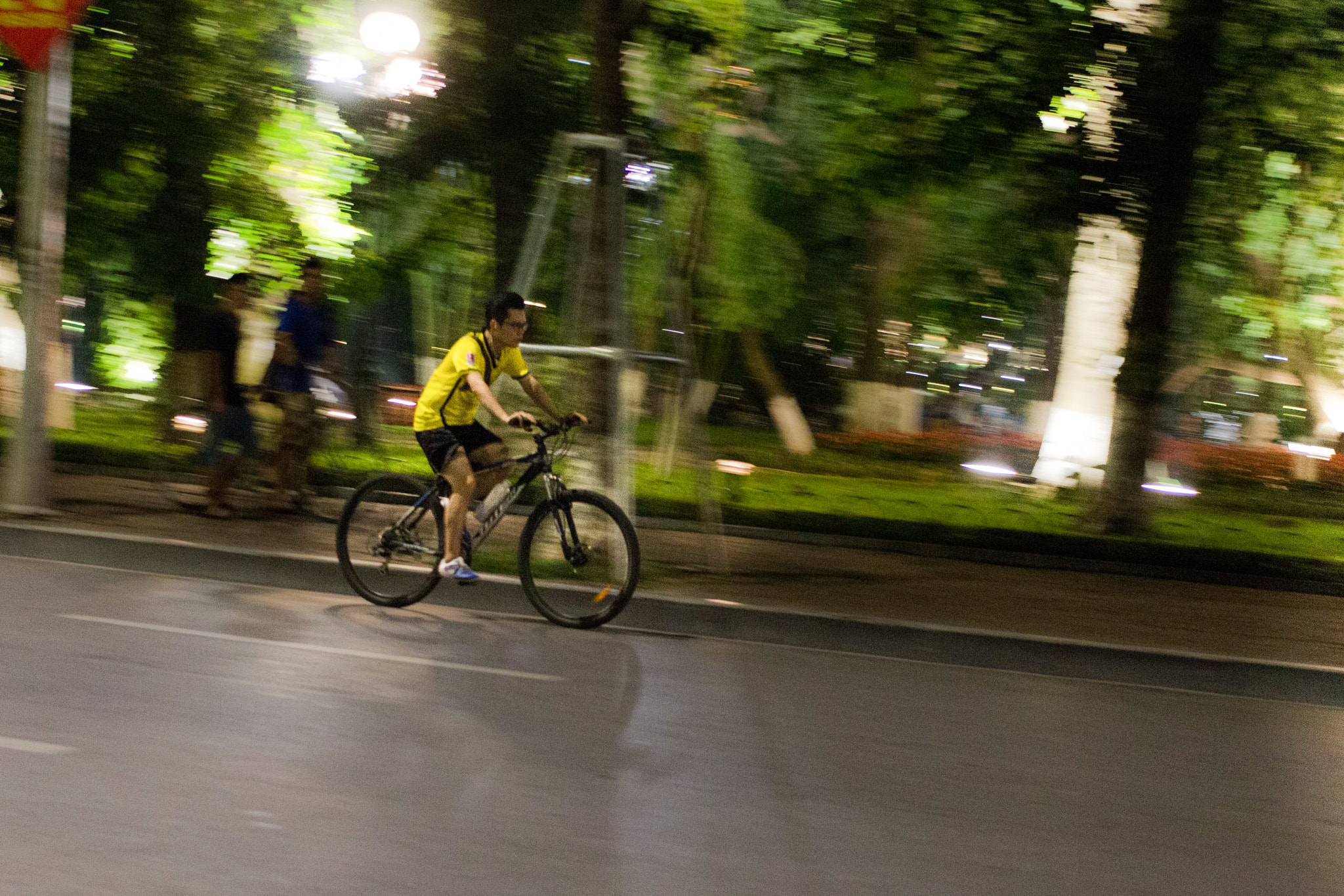 Canon EOS 100D (EOS Rebel SL1 / EOS Kiss X7) sample photo. Cyclist photography